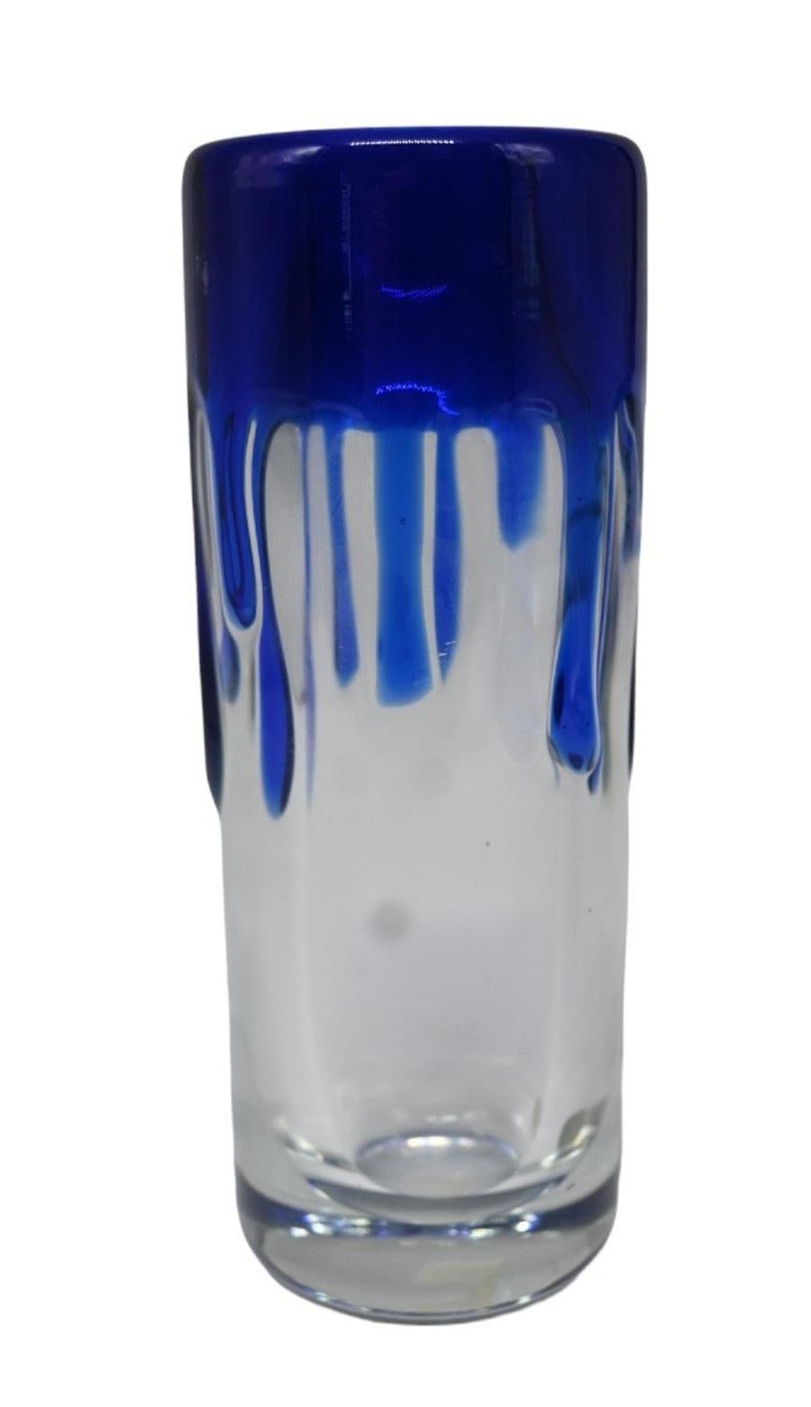 Vaso di forma cilindrica con combinazione di colori di vetro blu e trasparente. È stato progettato dall'artista ceco Jaroslav Svoboda presso la vetreria di Skrdlovice in Cecoslovacchia. Il primo modello del vaso è stato realizzato nel 1973 e il vaso