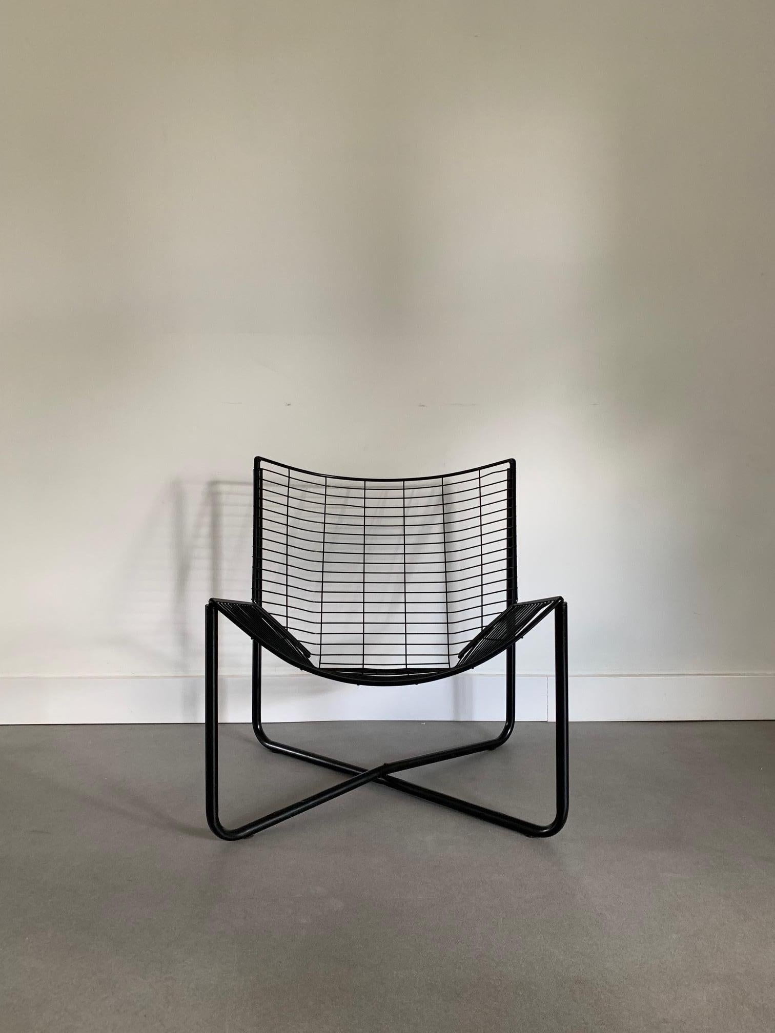 The Jarpen Wire Lounge Chair is a modern seating solution designed by Danish furniture designer Niels Gammelgaard for IKEA in 1983. The chair is part of a larger collection of furniture that was designed to be affordable, functional, and