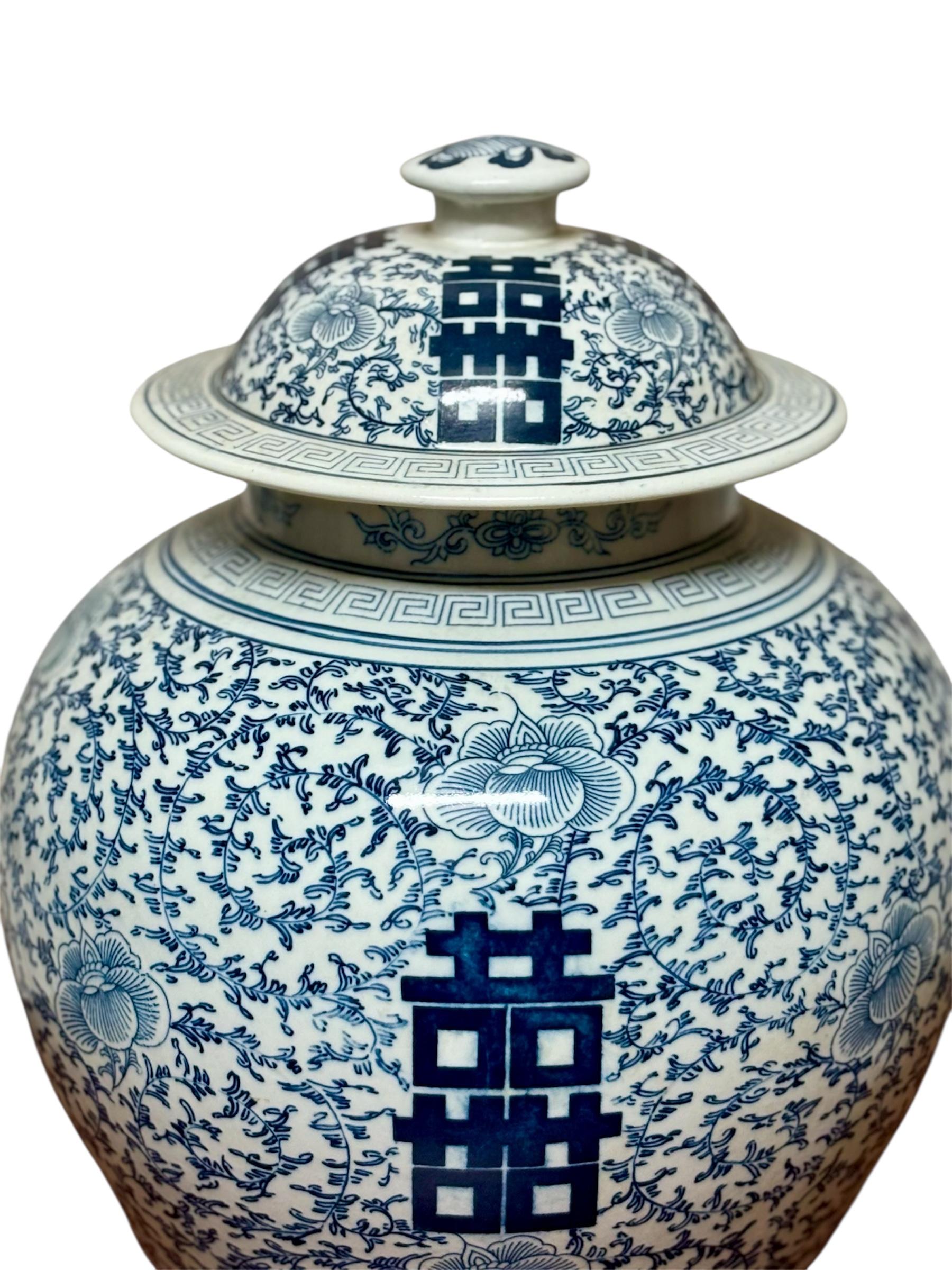 Jarrón Ginger Jar Circa 1.940.
Jarrón Ginger Jar Circa 1.940, realizado en porcelana policromada en azul y blanco y con cuerpo abultado, base estrecha y tapa con pomo. 
Presenta un fondo blanco con decoración en azul cobalto. Los motivos incluyen