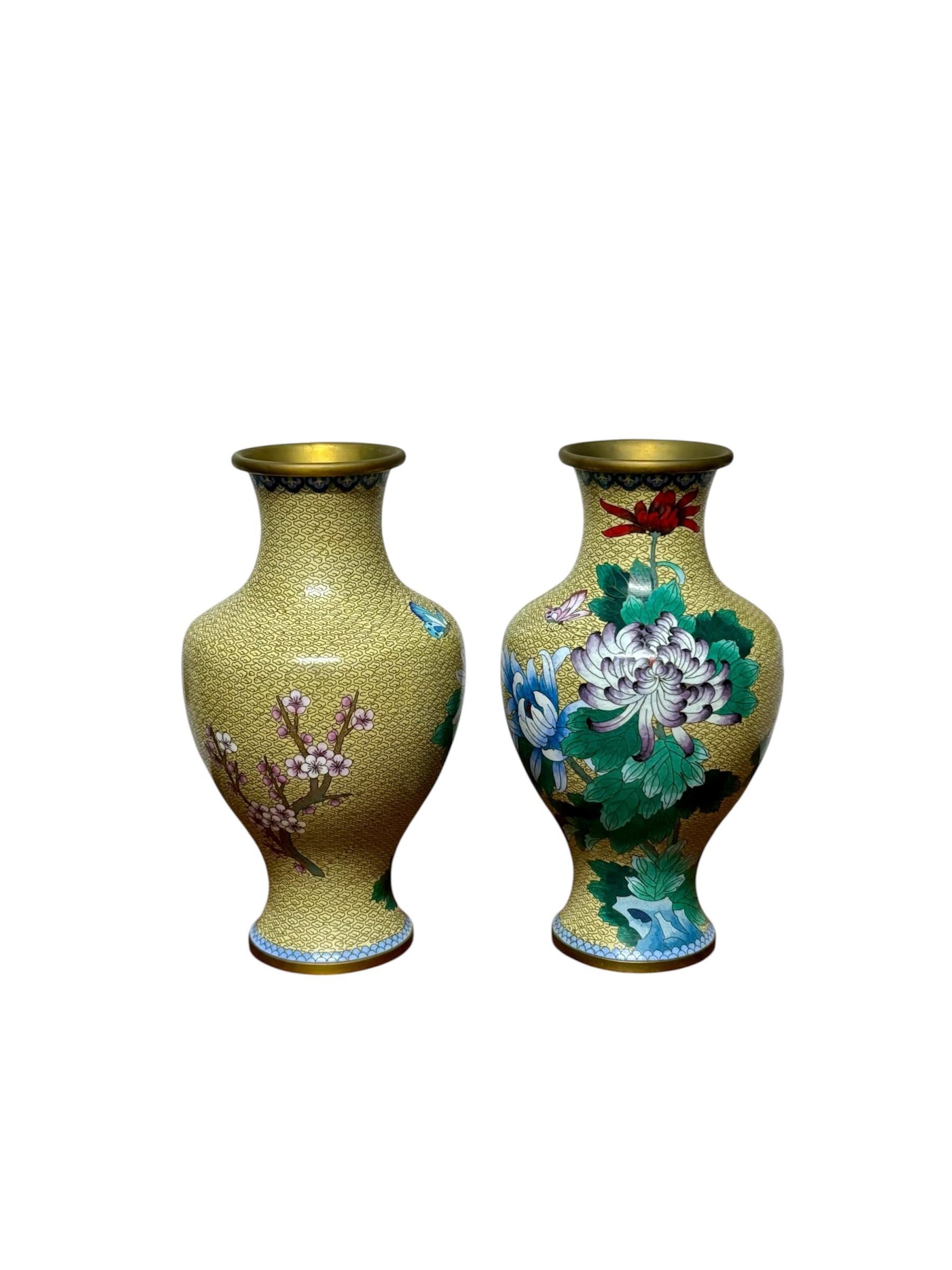 Jarrones Cloisonné Circa 1.940.
Barattoli Cloisonné Circa 1.940, realizzati mediante finissime lamelle di metallo che formano le celle in cui sono incastonati gli smalti colorati, una tecnica tradizionale di orfebreria molto apprezzata in Cina e in