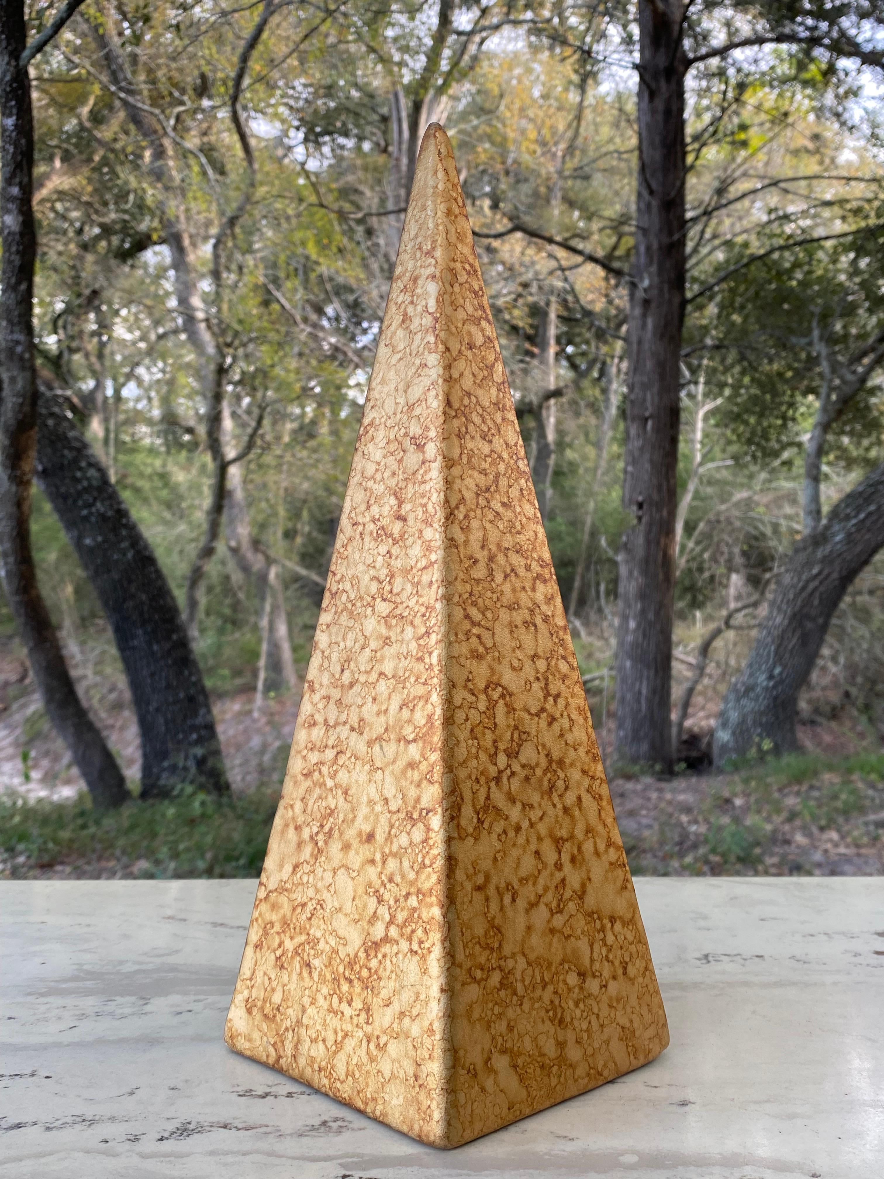 Sculpture d'obélisque pyramidale en or de Jaru de Californie en vente 3