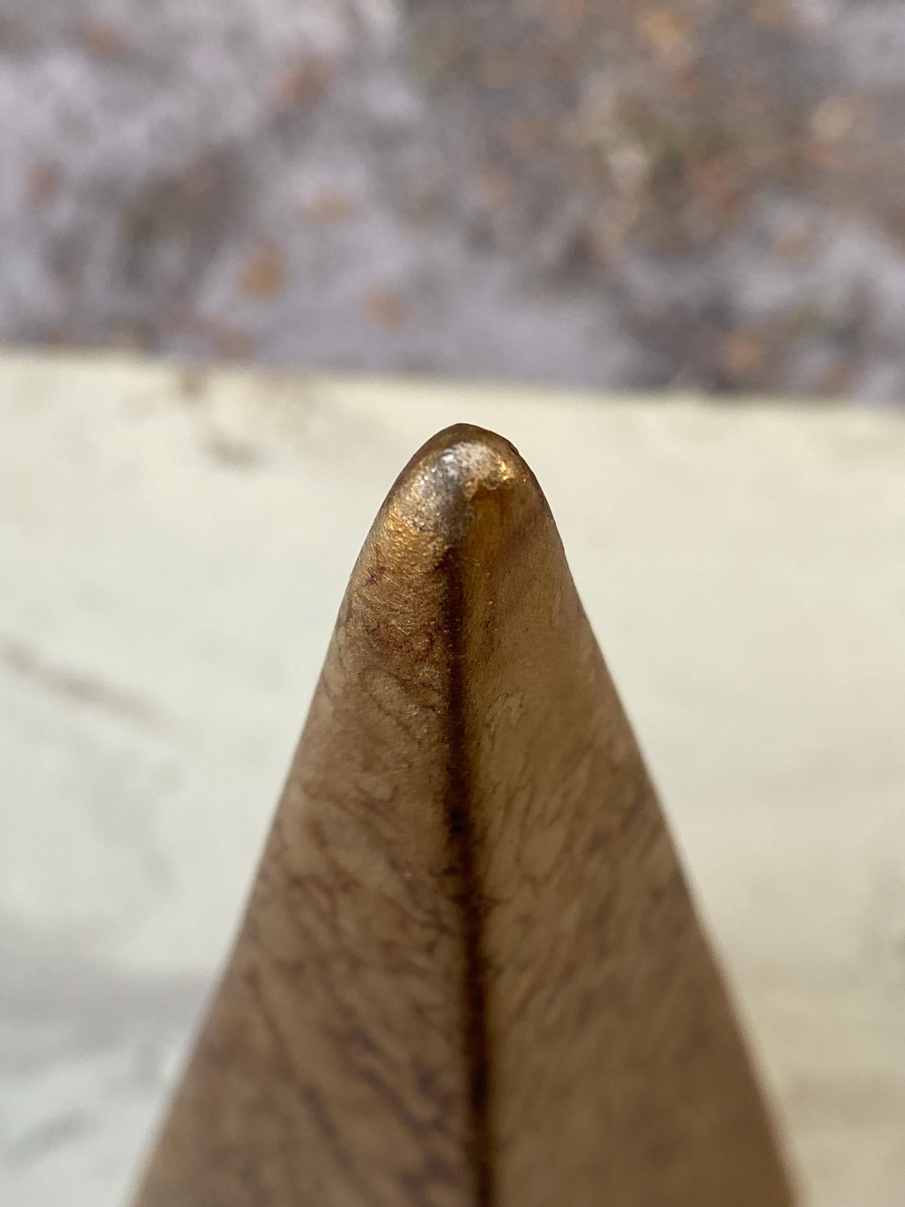 Sculpture d'obélisque pyramidale en or de Jaru de Californie en vente 5