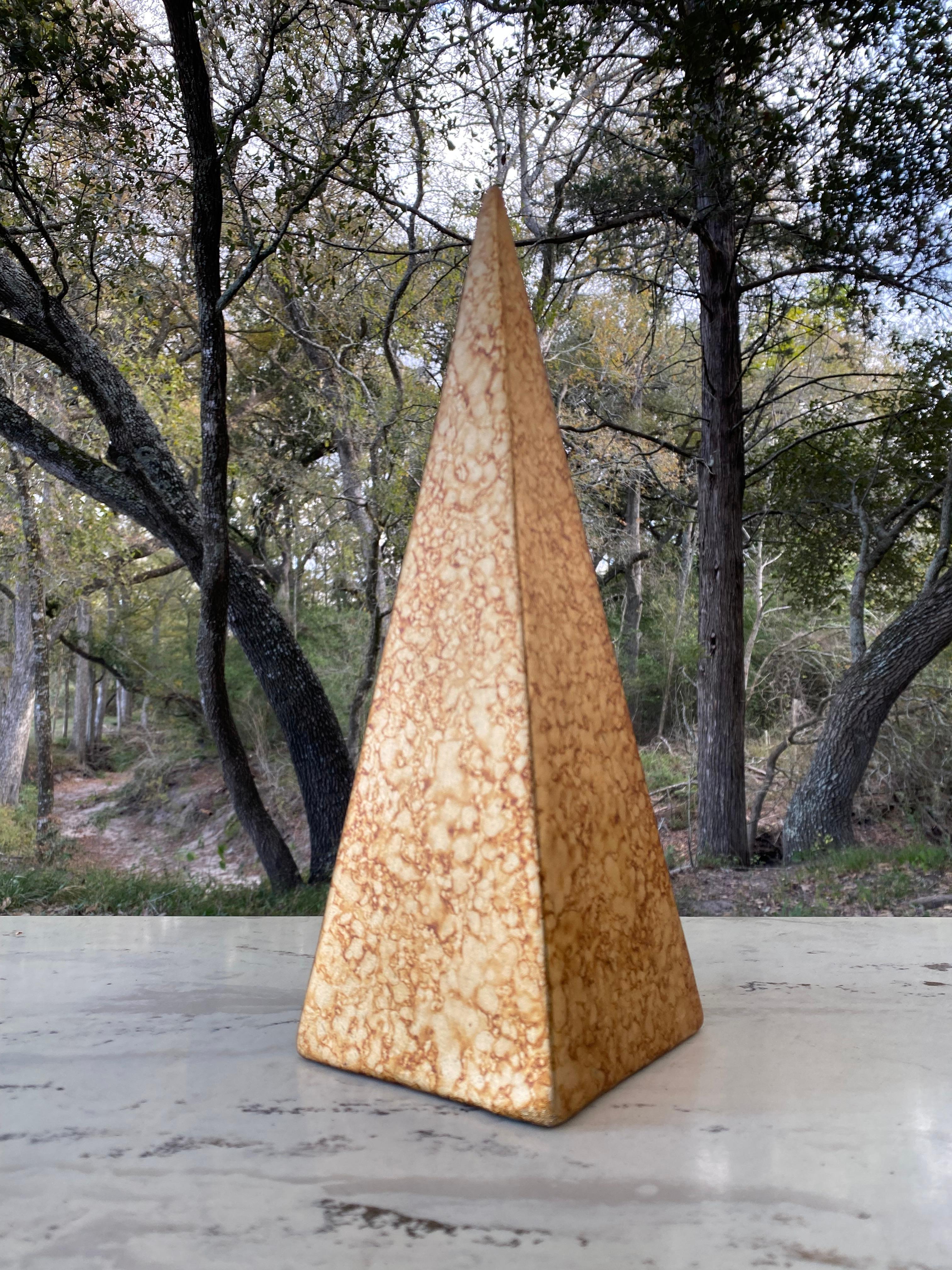 Sculpture d'obélisque pyramidale en or de Jaru de Californie en vente 6
