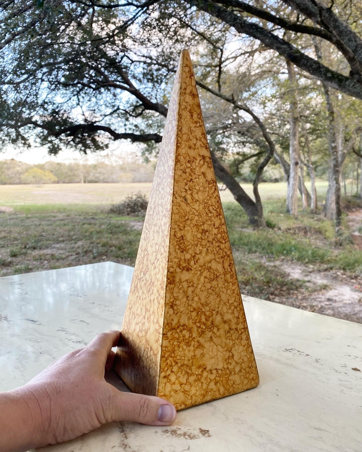 Minimaliste Sculpture d'obélisque pyramidale en or de Jaru de Californie en vente