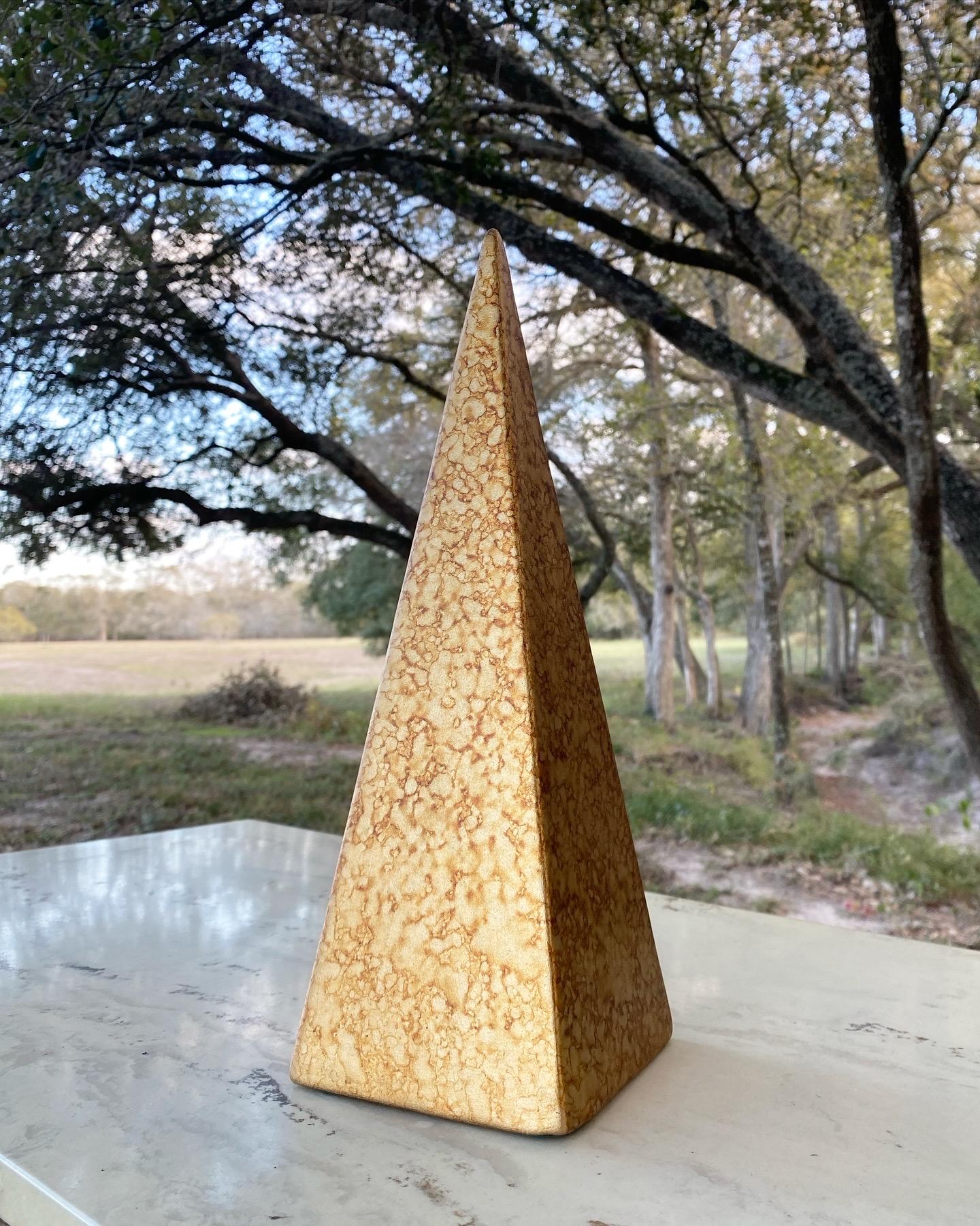 Américain Sculpture d'obélisque pyramidale en or de Jaru de Californie en vente