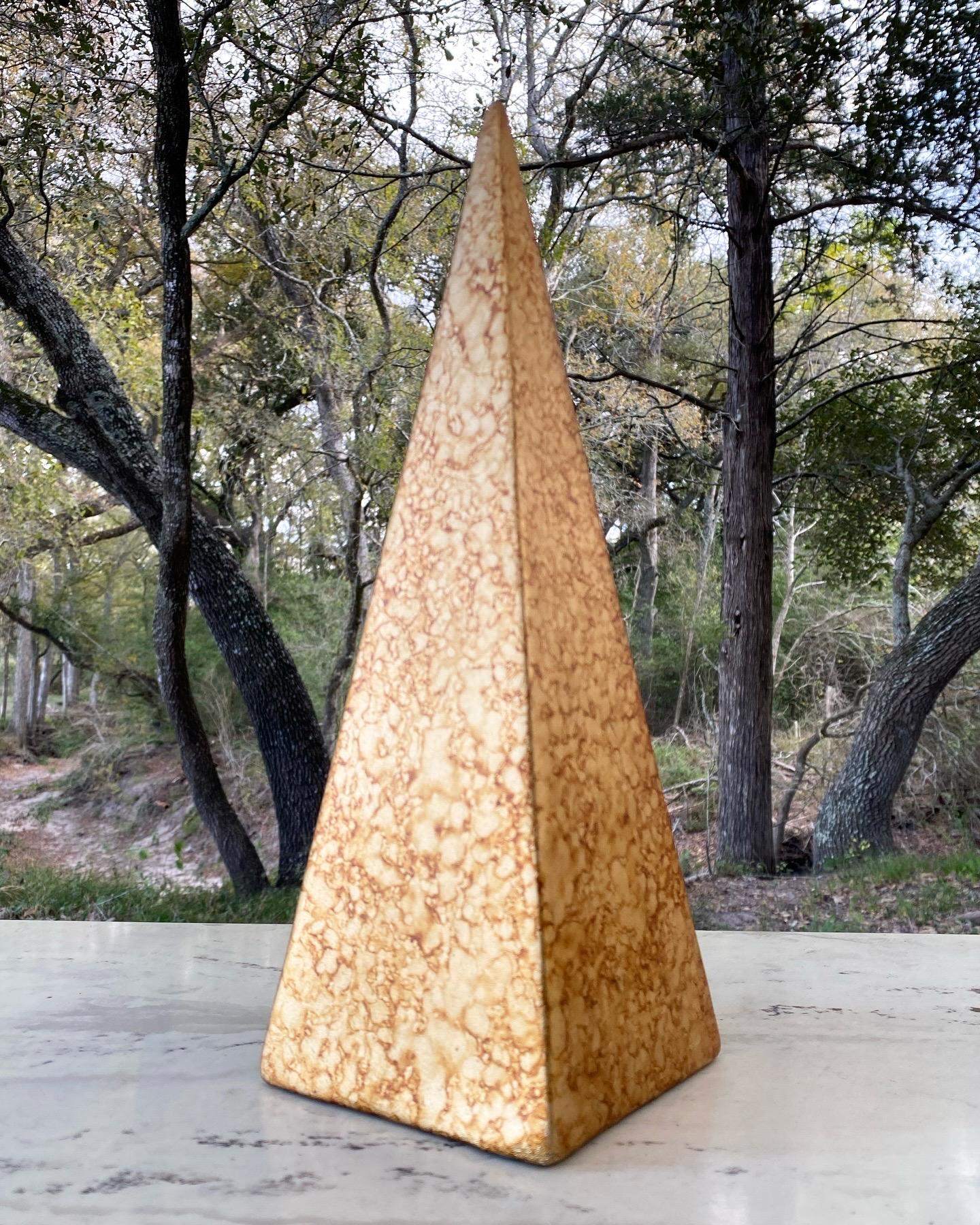 Fait main Sculpture d'obélisque pyramidale en or de Jaru de Californie en vente