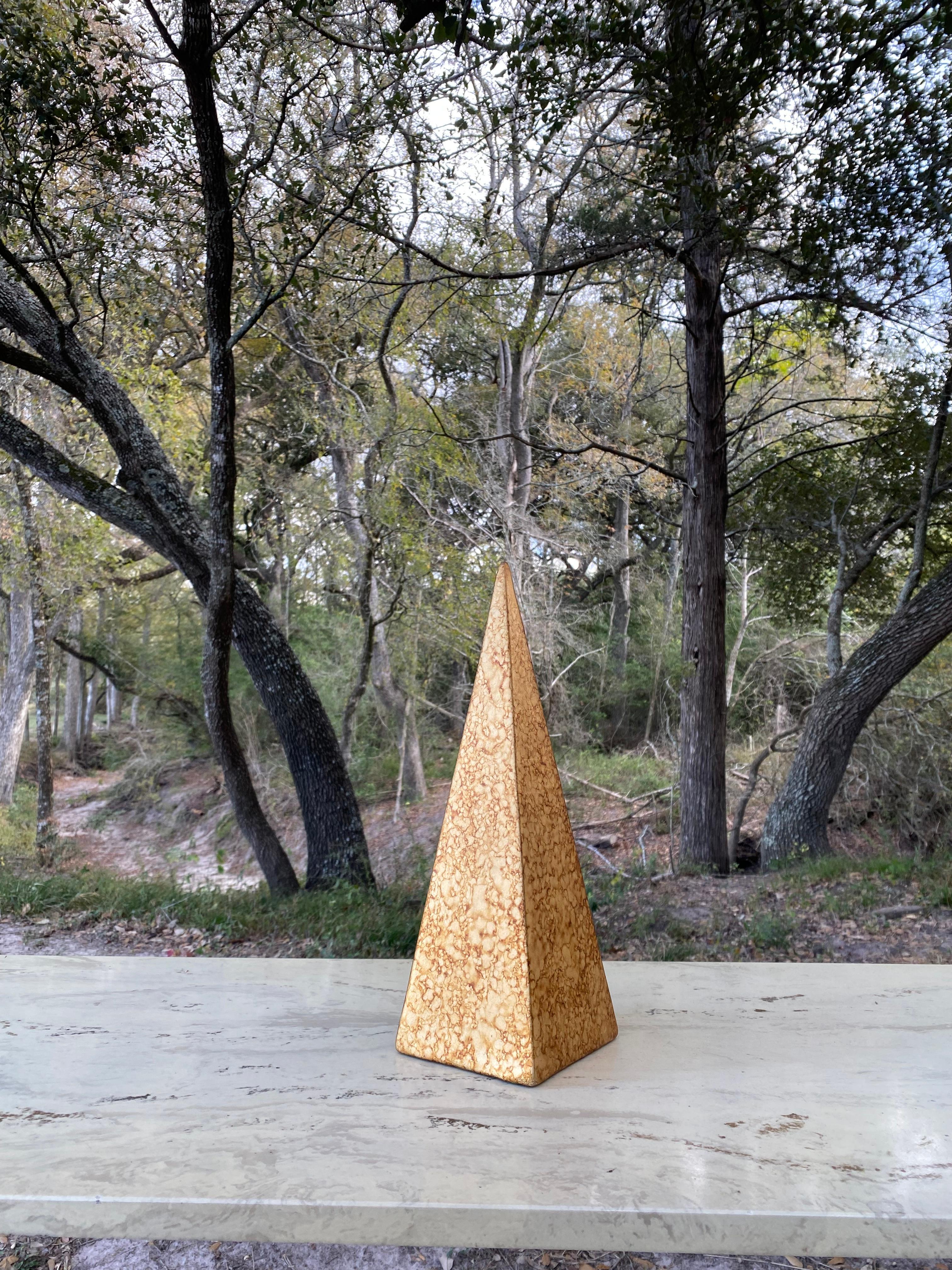Sculpture d'obélisque pyramidale en or de Jaru de Californie Bon état - En vente à Round Top, TX