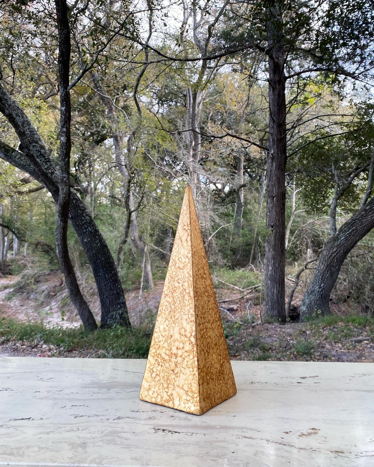 20ième siècle Sculpture d'obélisque pyramidale en or de Jaru de Californie en vente