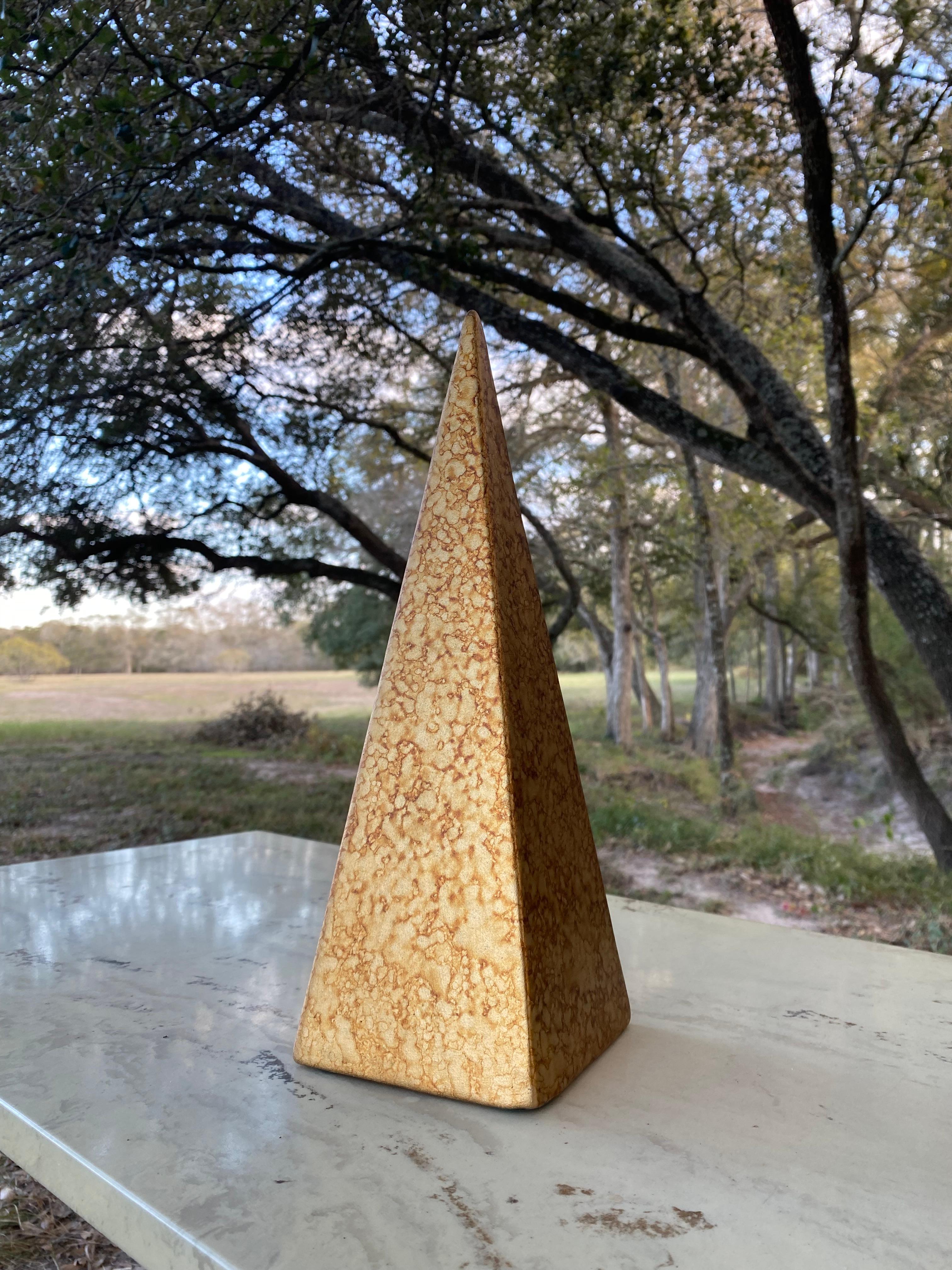 Céramique Sculpture d'obélisque pyramidale en or de Jaru de Californie en vente