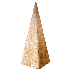 Jaru de California Escultura Obelisco Pirámide de Oro