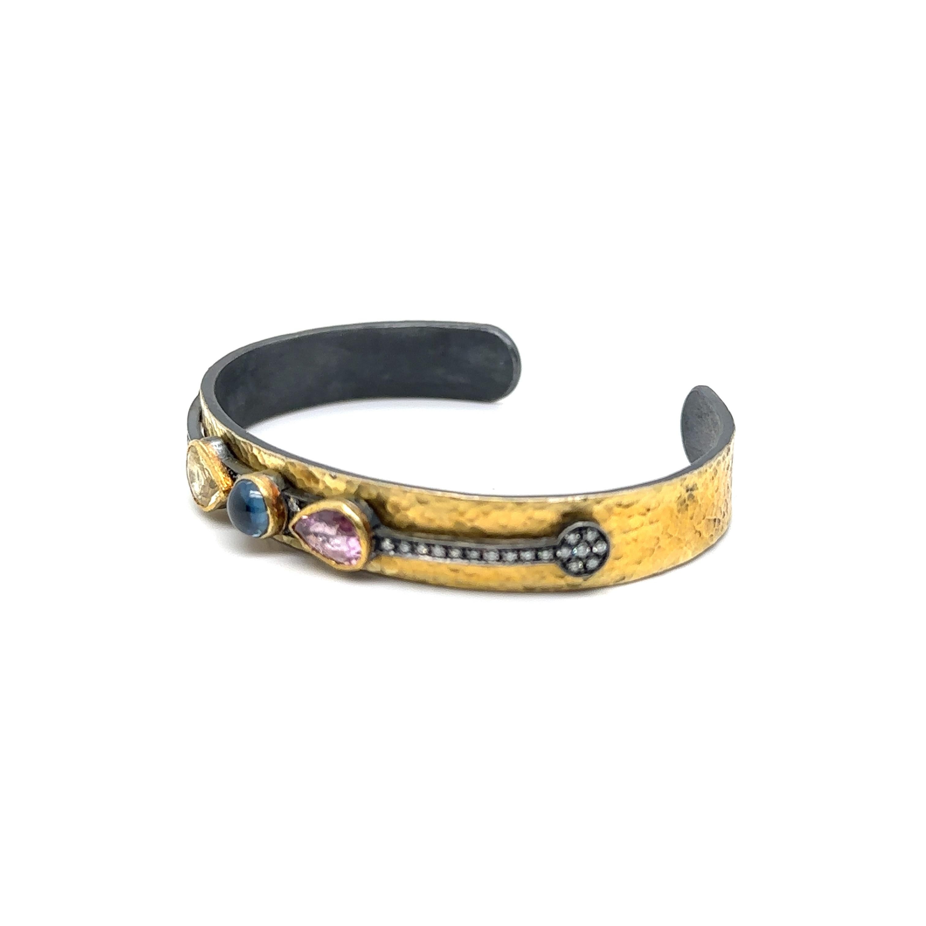 24K/SS  BANGLE FLESSIBILE con SAPFIRES e DIAMANTI

Metallo: Oro giallo 24 carati e argento sterling
Info sulle pietre: 2 zaffiri a forma di pera di 9 mm. X 7 mm.
                    1 - Zaffiro rotondo da 6 mm
Peso totale delle pietre: 3,80 Ctw
Info