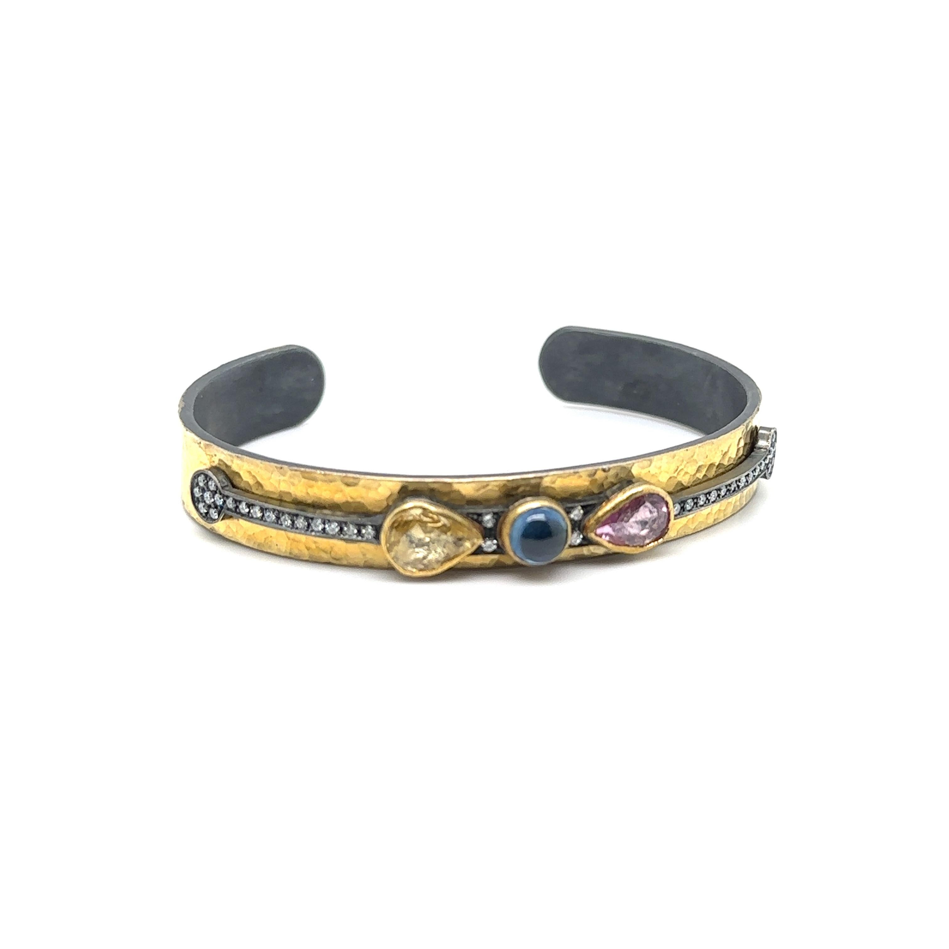Taglio rotondo JAS-20-2053 - 24K/SS  BANGLE FLESSIBILE con SAPFIRES e DIAMONDS in vendita