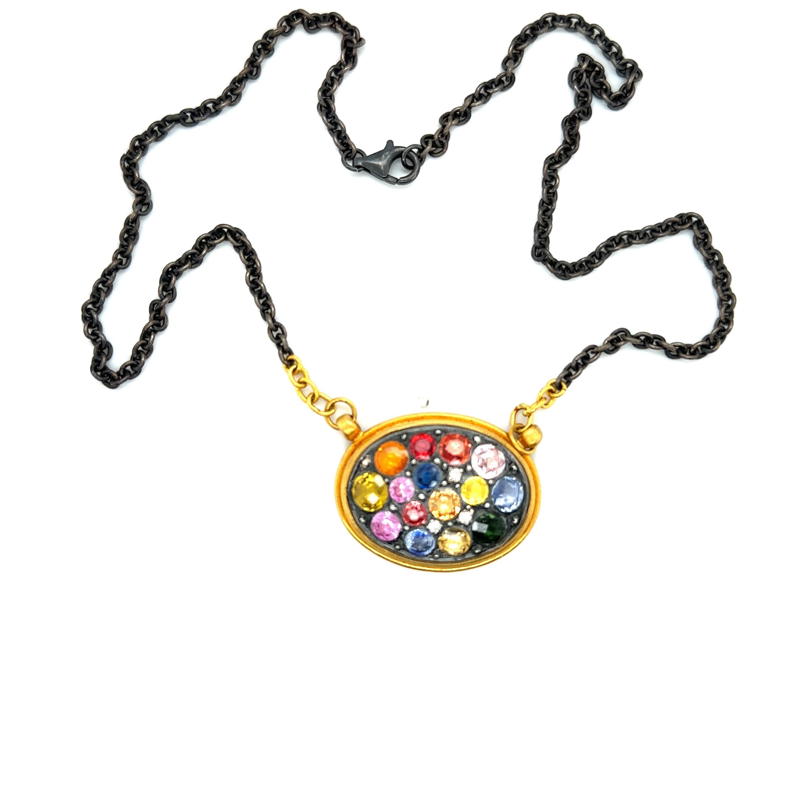 Collier en or 24KT/SS OXIDISÉ avec SAPPHIRES ET DIAMANTS MULTI COULEURS
Métal : 24K GOLD/OXIDIZED SS
Informations sur les diamants : 
H/I COLOR SI1/2 ROUND BRILLIANT DIAMONDS 0.08CT
Informations sur les pierres :  SAPHIRS MULTICOLORES 8.32CT
Poids