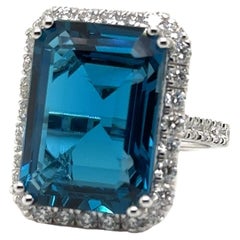 JAS-21-2245 - 14K WG 1,25ct GH-SI1 DIAMONDS & EMERALD CUT LONDON BLUE TOPAZ RING