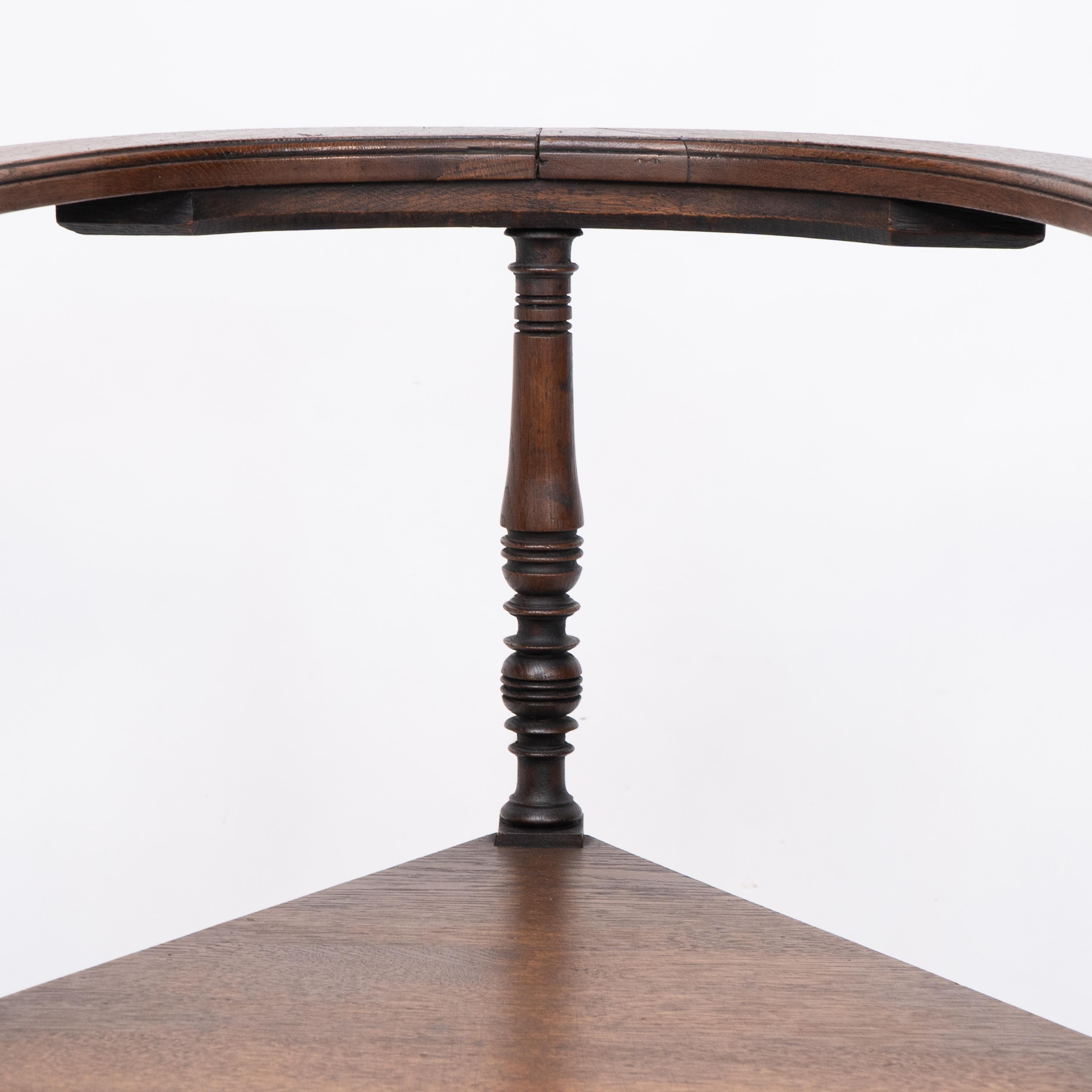 Jas Shoolbred, una poltrona angolare Aesthetic Movement in Oak con torniture stilizzate in vendita 1
