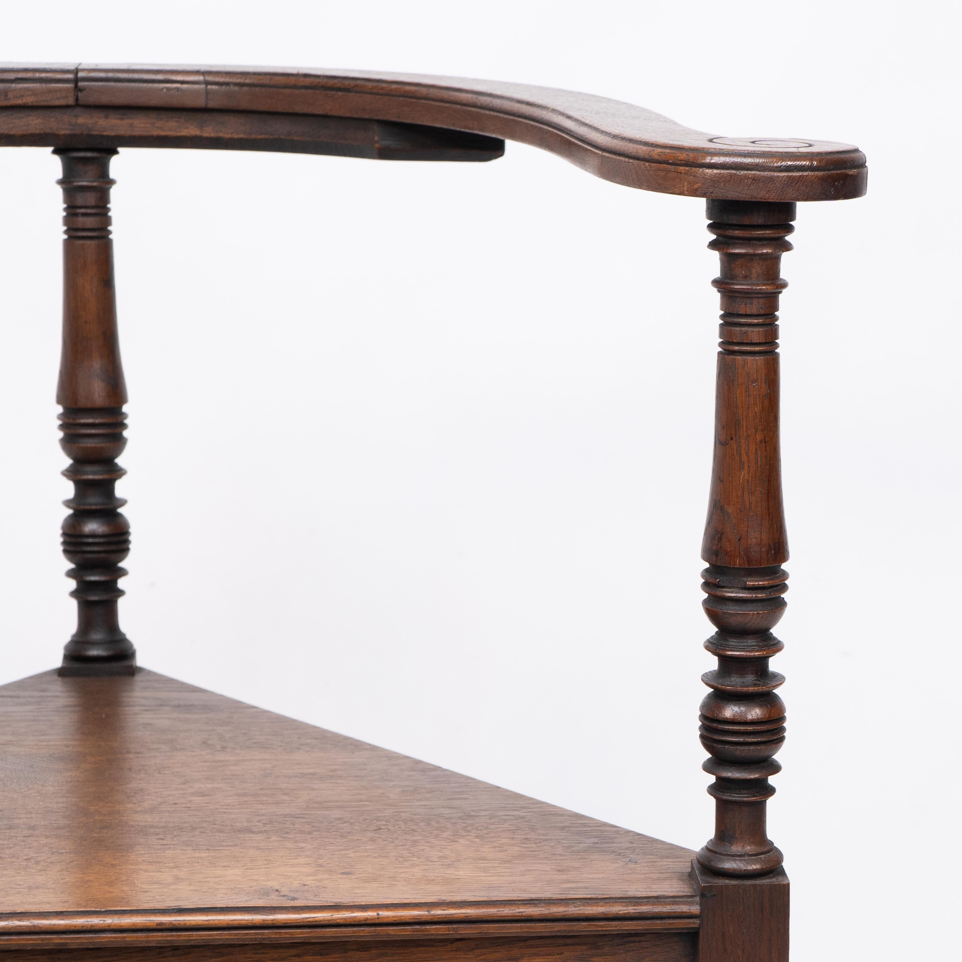 Jas Shoolbred, una poltrona angolare Aesthetic Movement in Oak con torniture stilizzate in vendita 2
