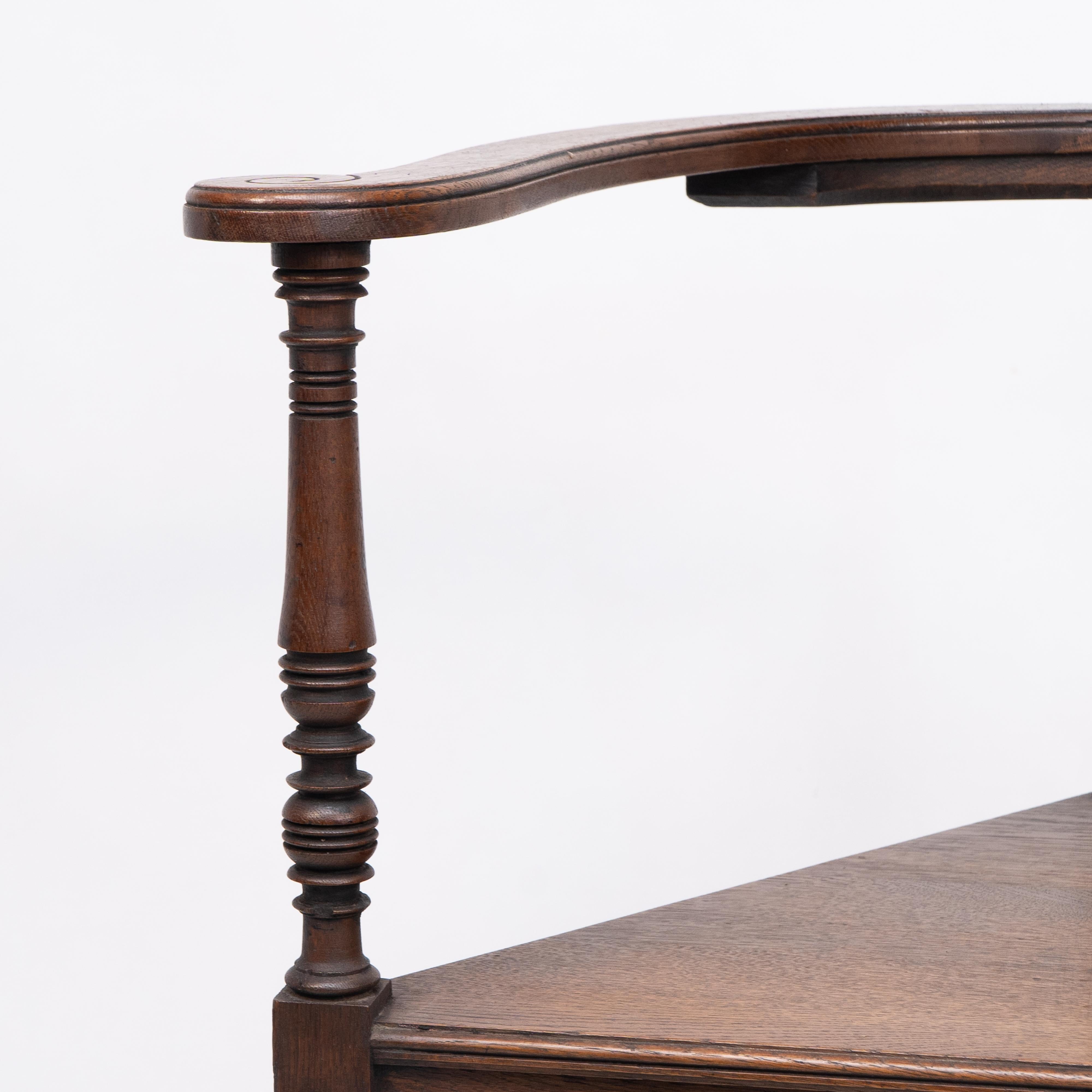 Jas Shoolbred, una poltrona angolare Aesthetic Movement in Oak con torniture stilizzate in vendita 3