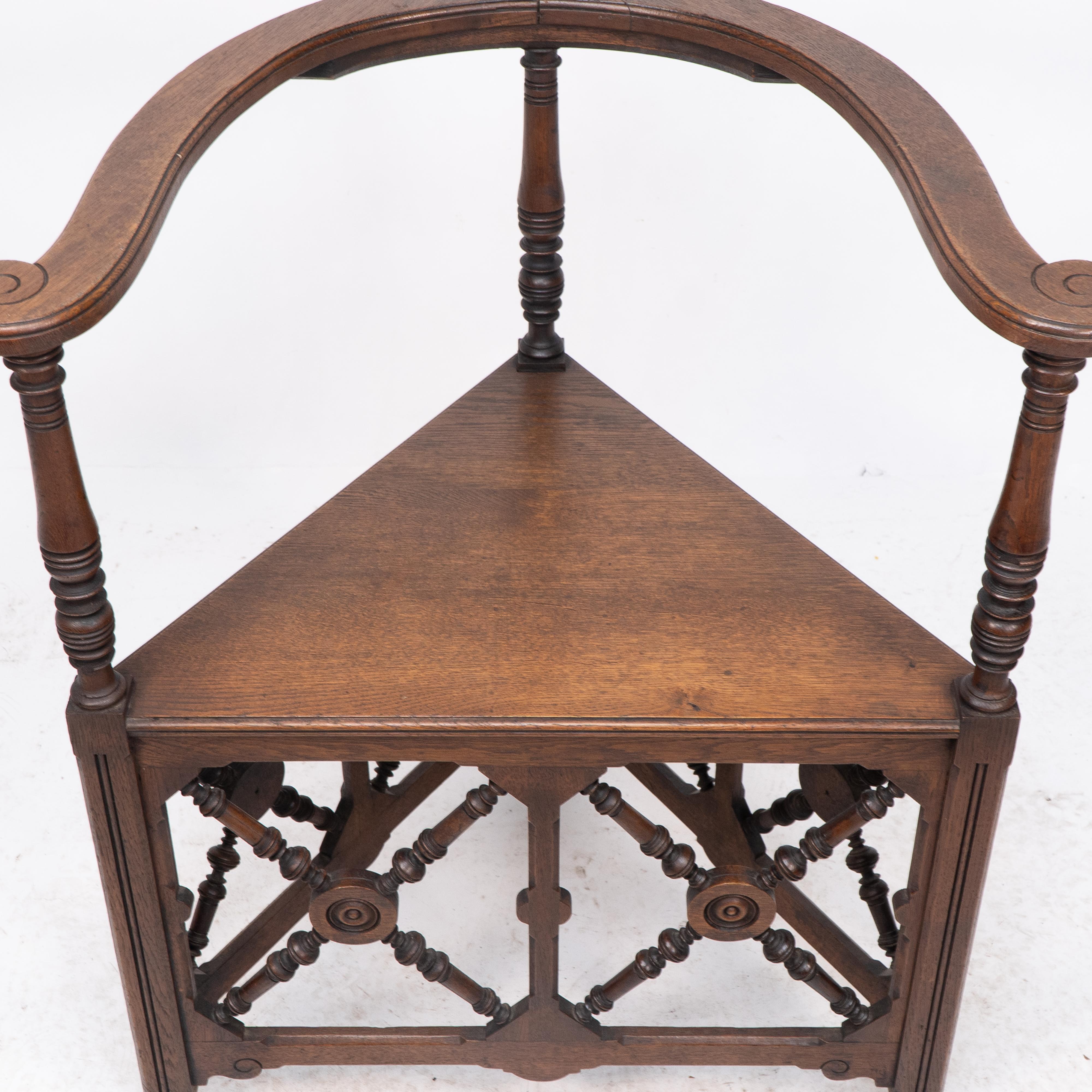 Jas Shoolbred, una poltrona angolare Aesthetic Movement in Oak con torniture stilizzate in vendita 5