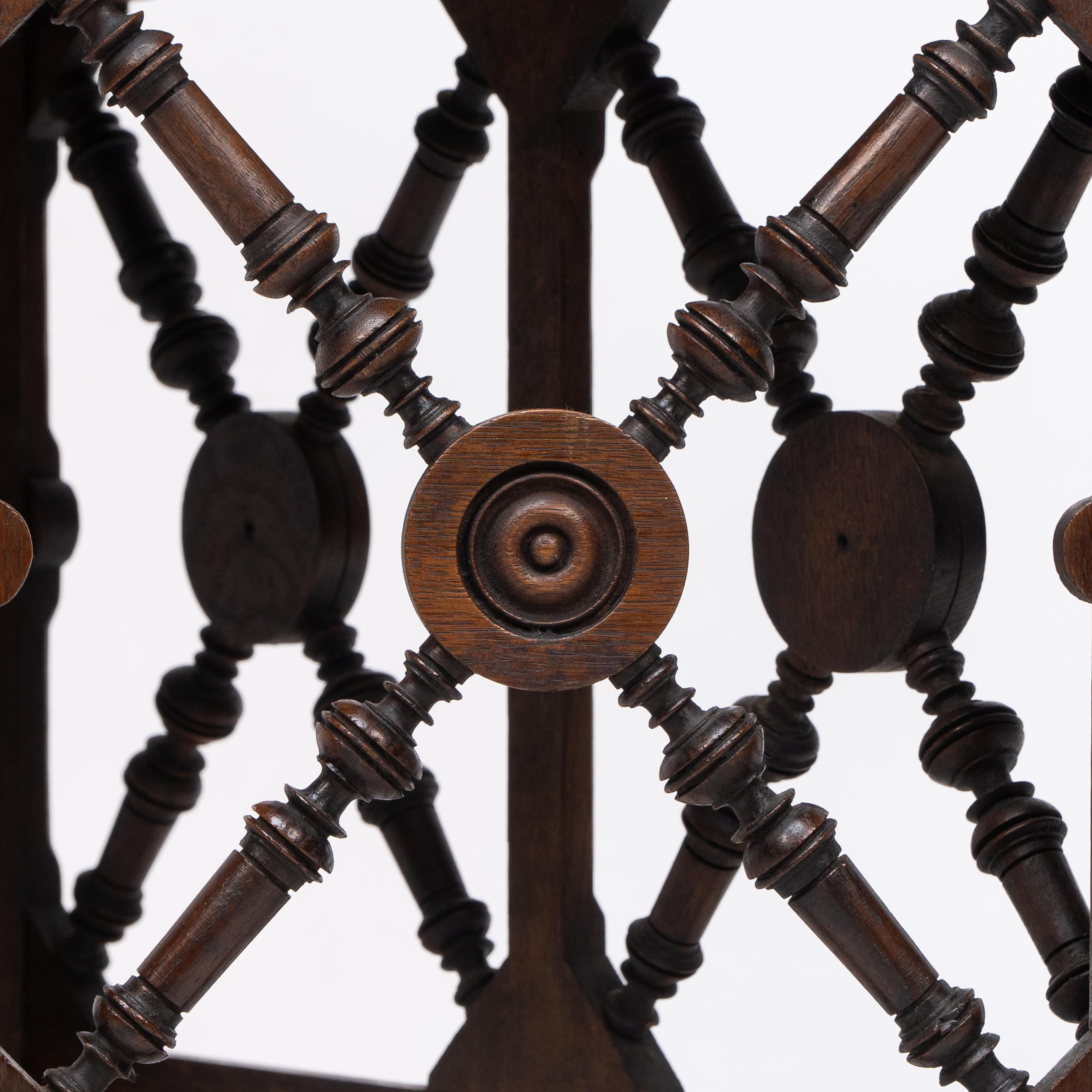 Jas Shoolbred, una poltrona angolare Aesthetic Movement in Oak con torniture stilizzate in vendita 8
