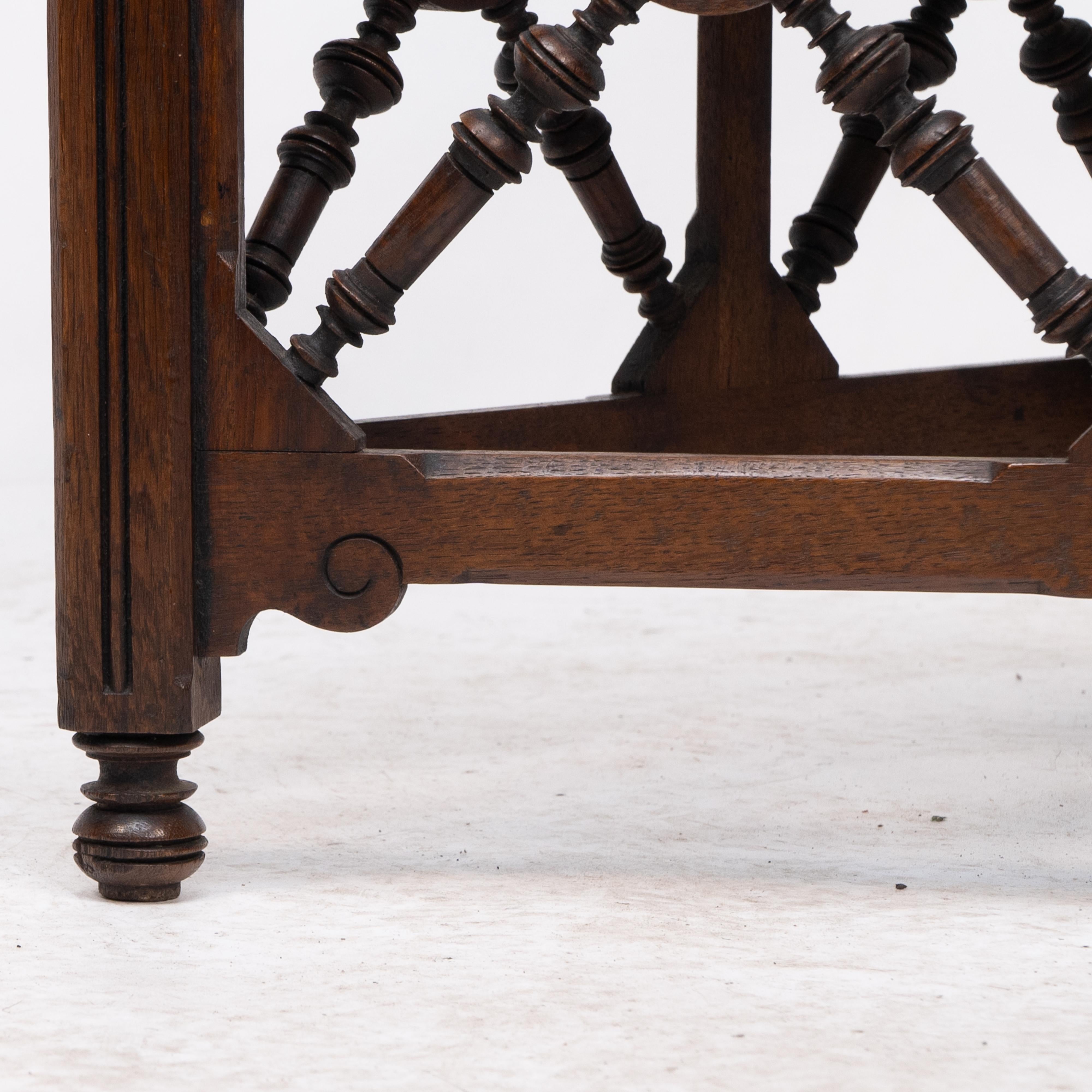 Jas Shoolbred, una poltrona angolare Aesthetic Movement in Oak con torniture stilizzate in vendita 9