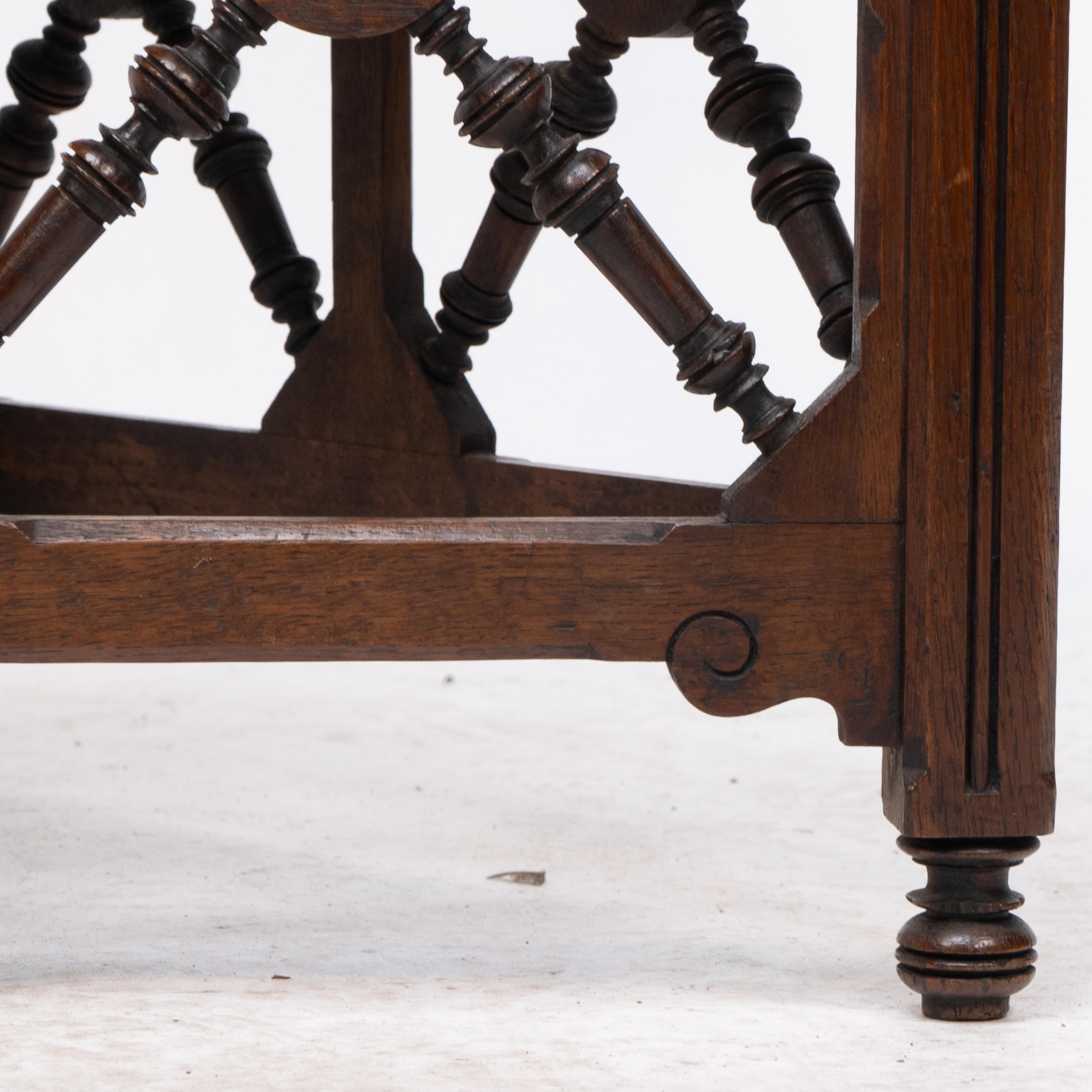Jas Shoolbred, una poltrona angolare Aesthetic Movement in Oak con torniture stilizzate in vendita 10