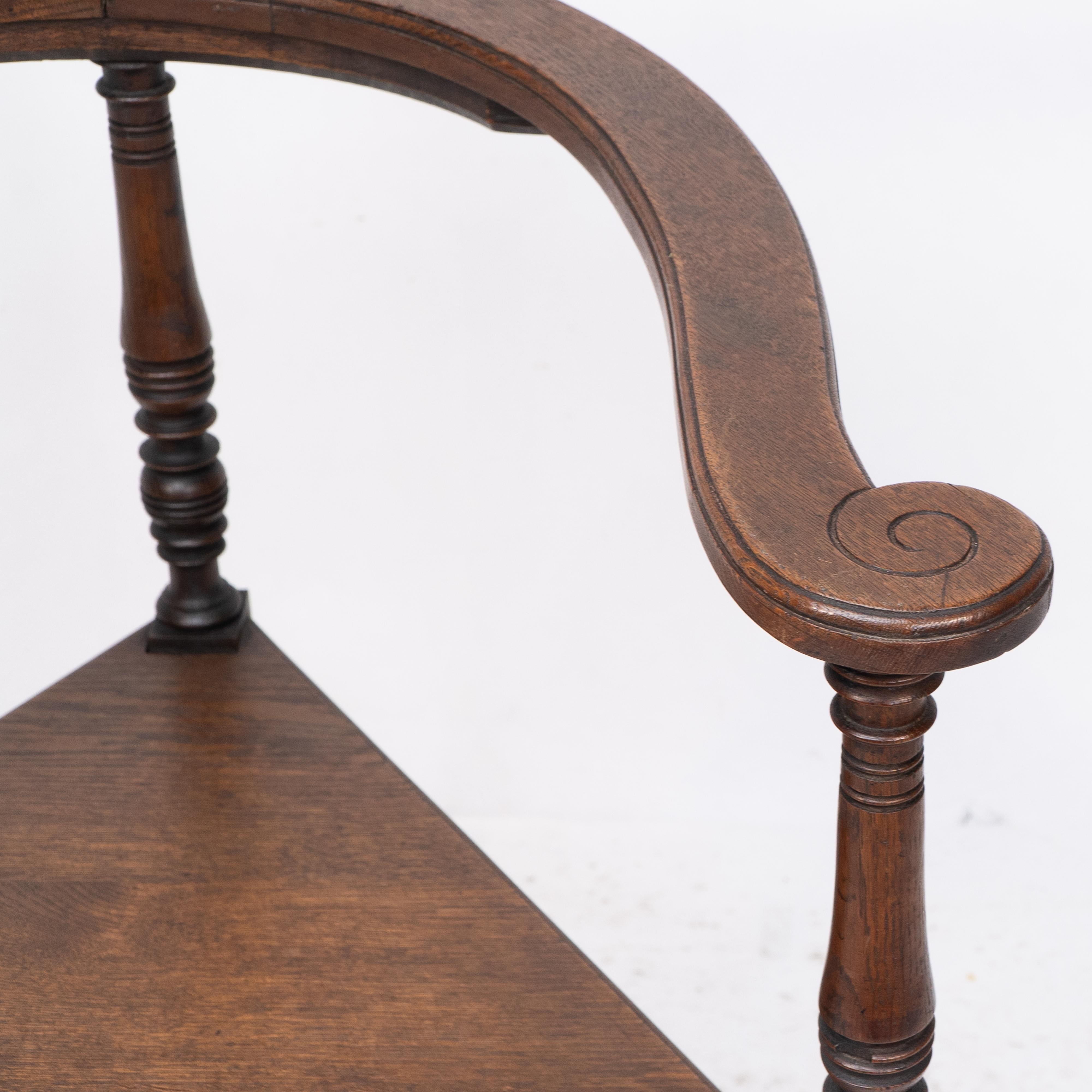 Jas Shoolbred, una poltrona angolare Aesthetic Movement in Oak con torniture stilizzate in vendita 6