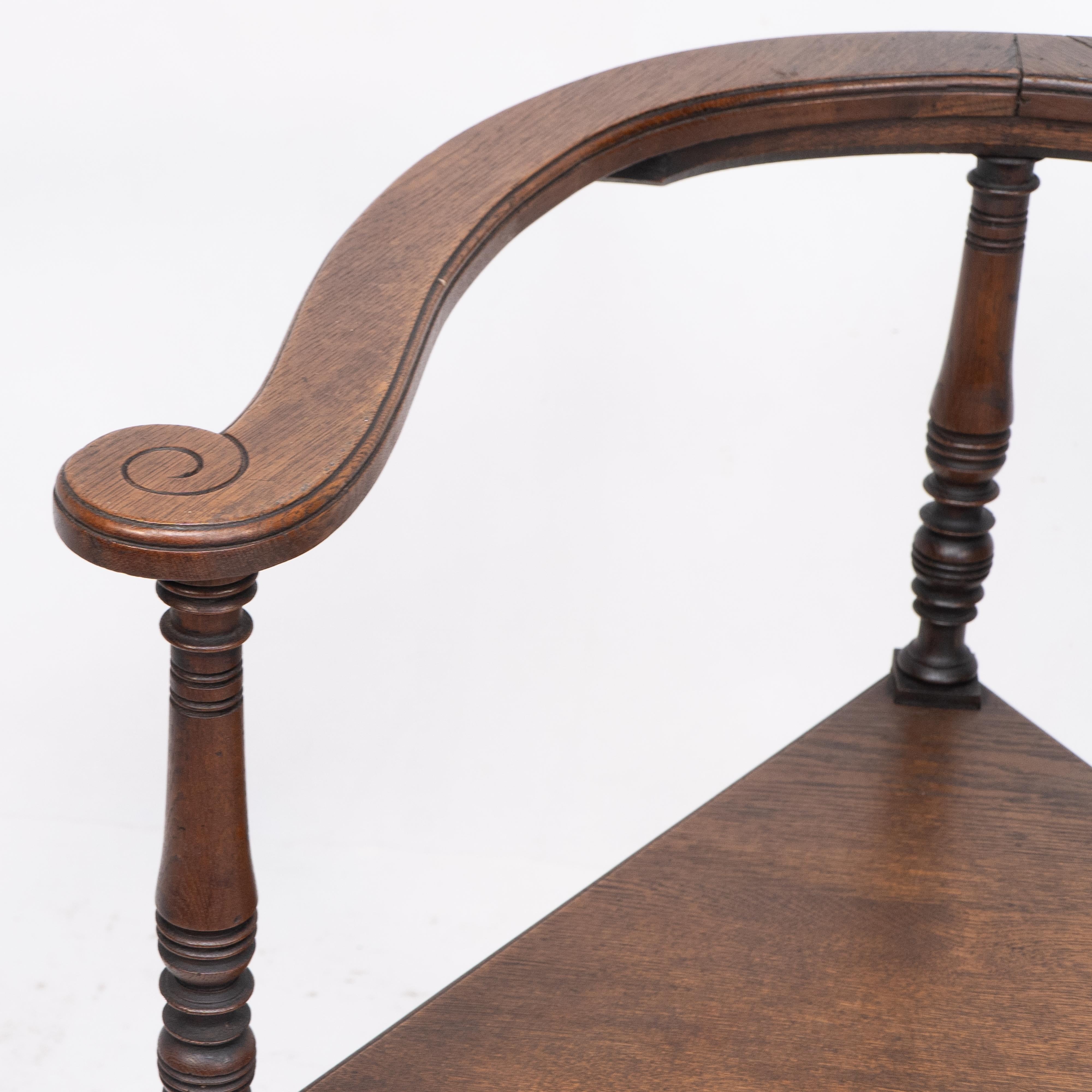 Jas Shoolbred, una poltrona angolare Aesthetic Movement in Oak con torniture stilizzate in vendita 4