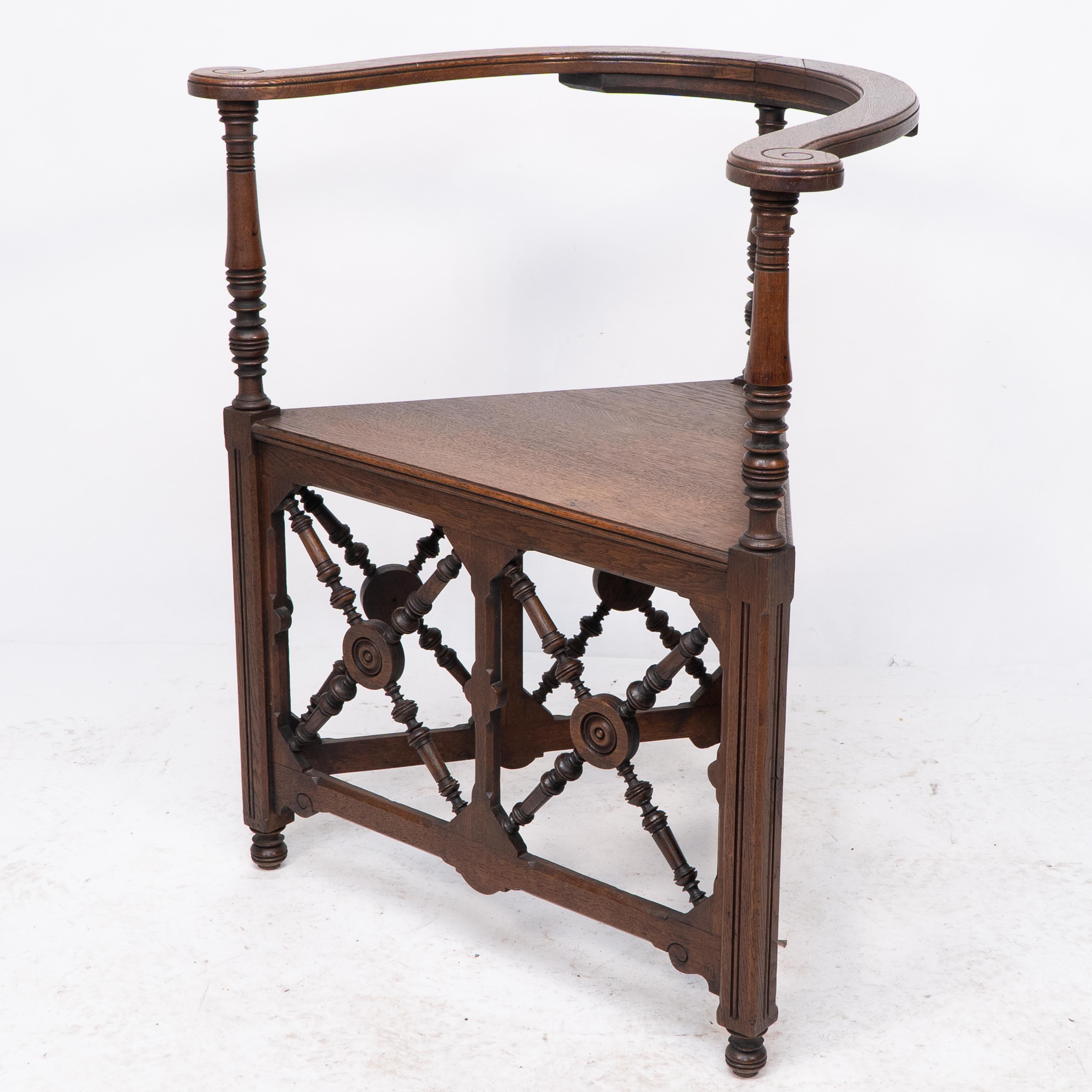 Estetismo Jas Shoolbred, una poltrona angolare Aesthetic Movement in Oak con torniture stilizzate in vendita