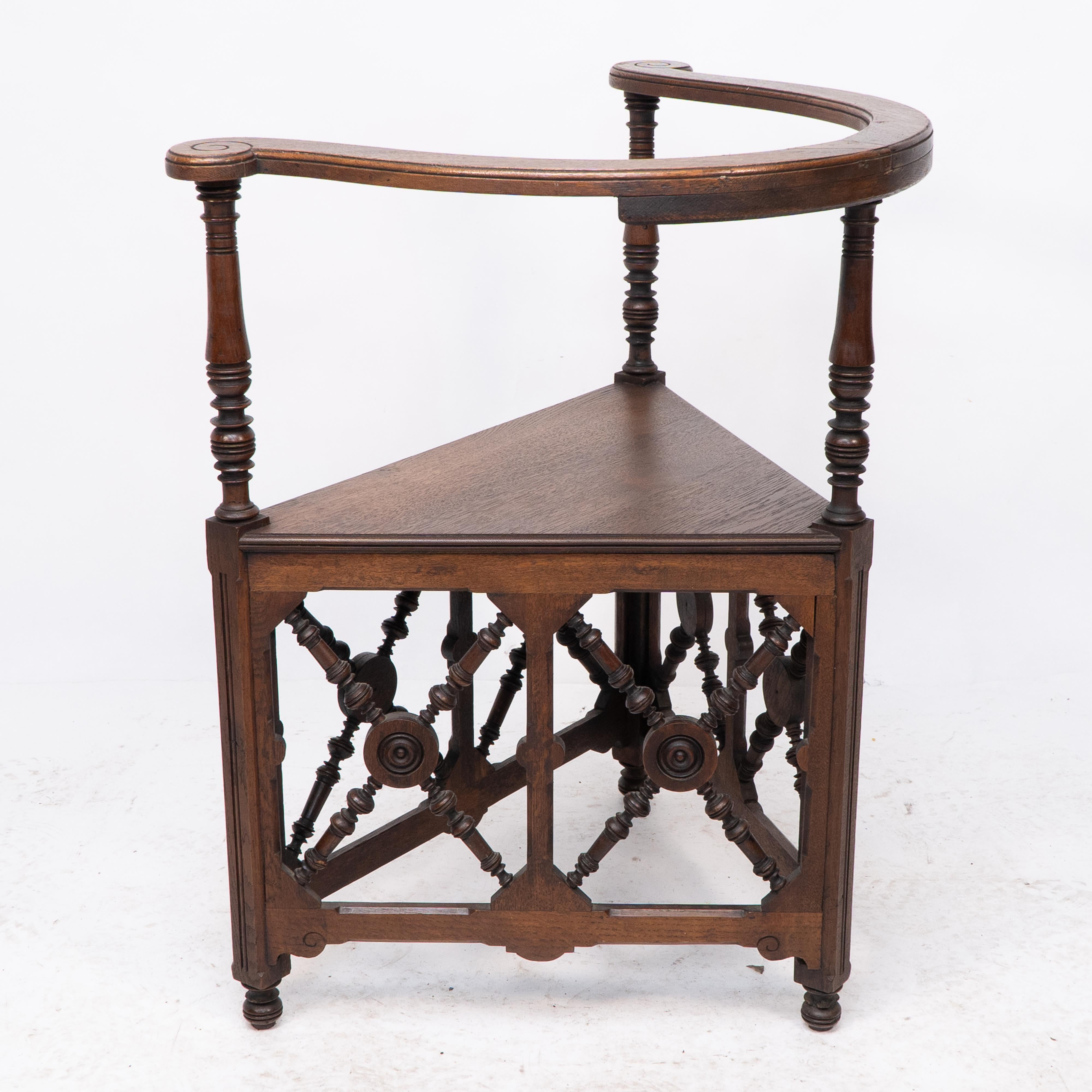 Tornito Jas Shoolbred, una poltrona angolare Aesthetic Movement in Oak con torniture stilizzate in vendita