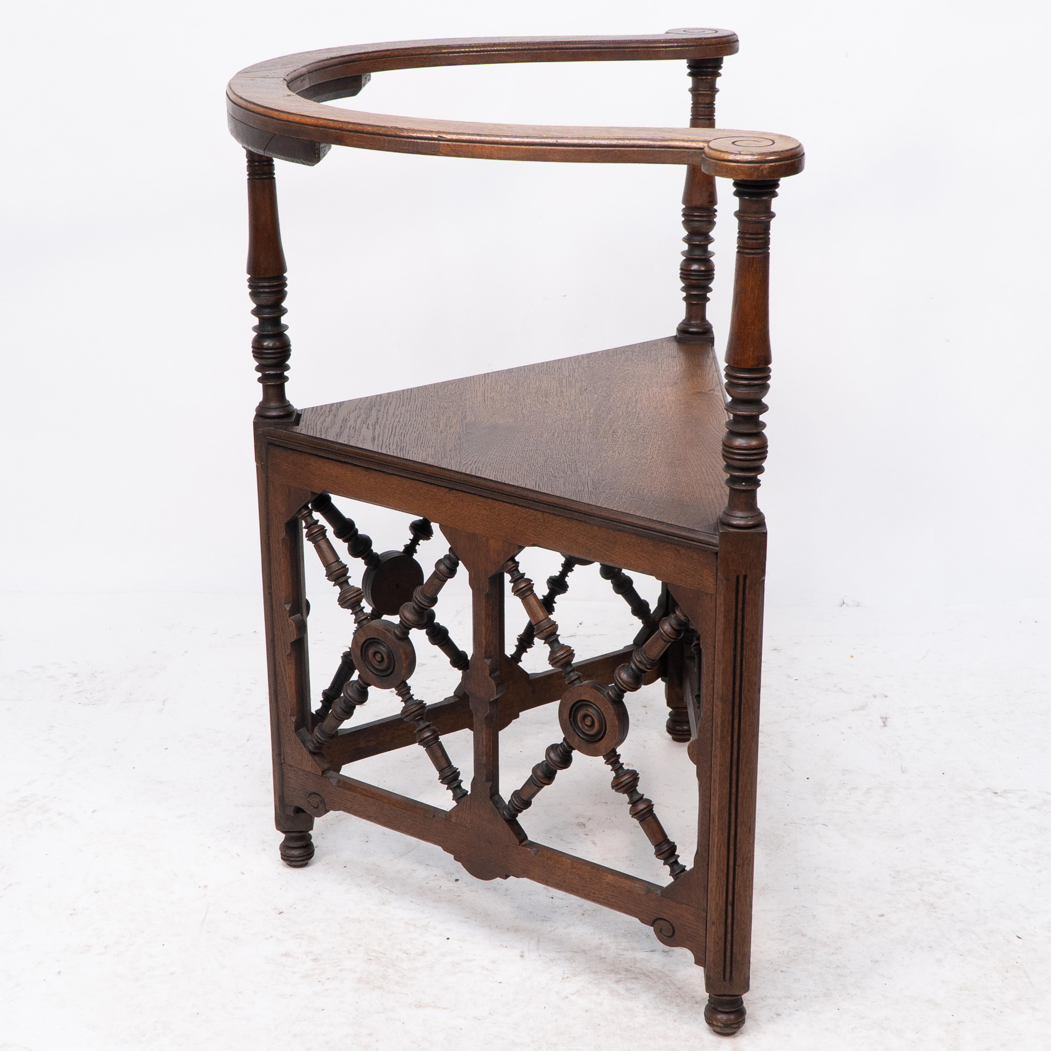 Quercia Jas Shoolbred, una poltrona angolare Aesthetic Movement in Oak con torniture stilizzate in vendita