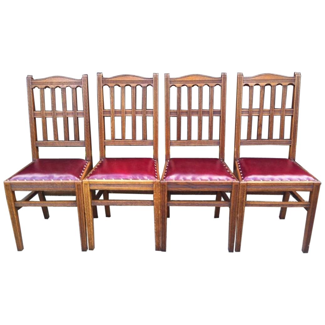 Jas Shoolbred Attribué à un ensemble de quatre chaises de salle à manger Arts & Crafts en chêne et cuir en vente