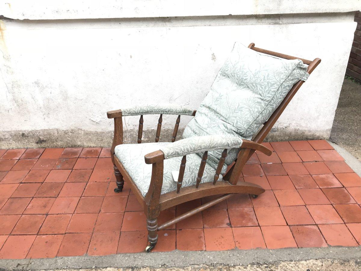 Mouvement esthétique Jas Shoolbred, dans le style de Morris & Co., un fauteuil inclinable rembourré en vente