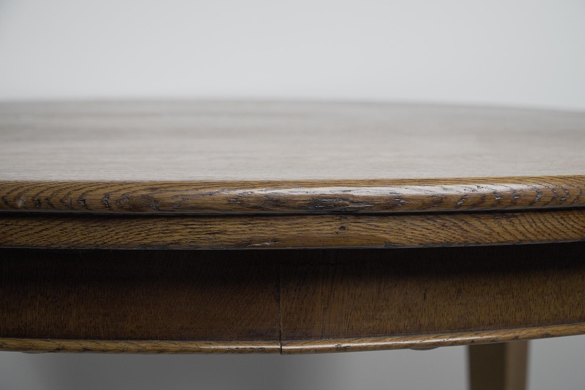 Début du 20ème siècle Jas Shoolbred. Table de salle à manger ronde en chêne de style Arts & Crafts à pieds carrés effilés en vente