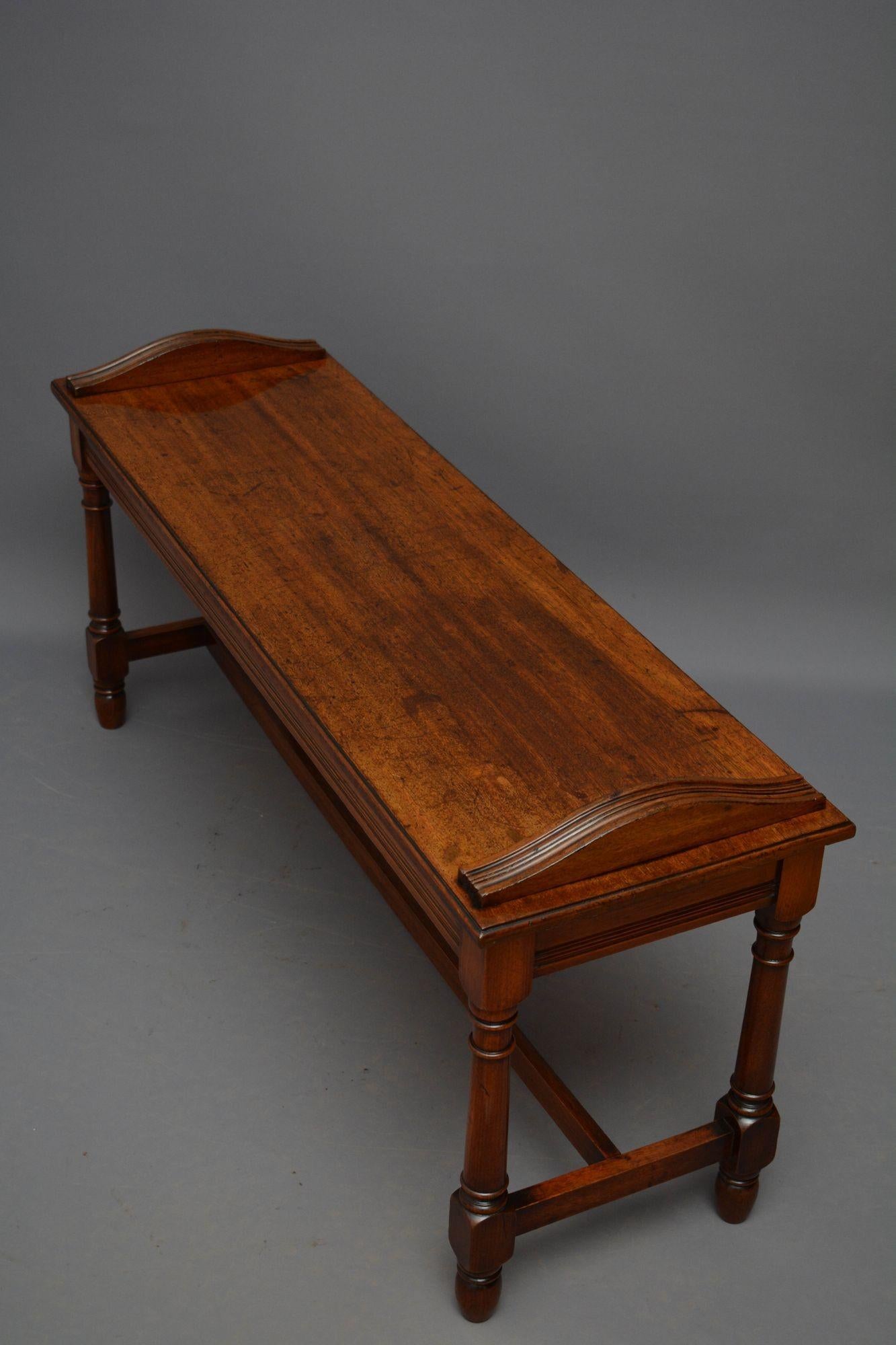 Sn5632 Fine quality Late Victoria / Edwardian walnut hall bench, having solid and figured walnut top with fluted and shaped ends, fluted rails and turned legs united by stretchers. This antique hall seat is in home ready condition. Stamped Jas