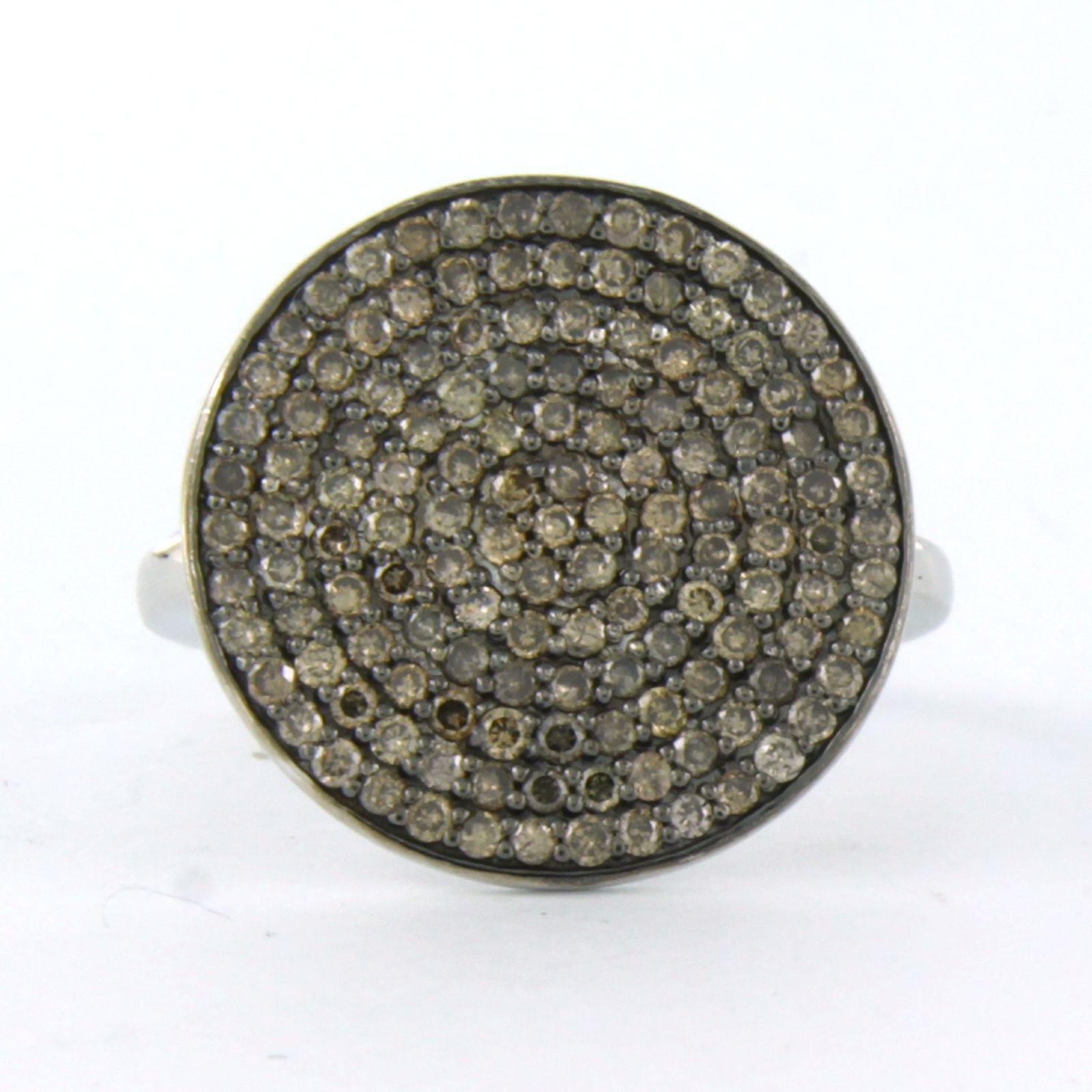 JASANI - 18k white gold ring set with champagne-colored brilliant-cut diamonds up to 1.34ct - ring size 6.5 - EU 17 (53)

detailed description

The top of the ring has a diameter of 1.8 cm wide

Weight 5.3 grams

Ring size US 6.5 - EU 17 (53), ring