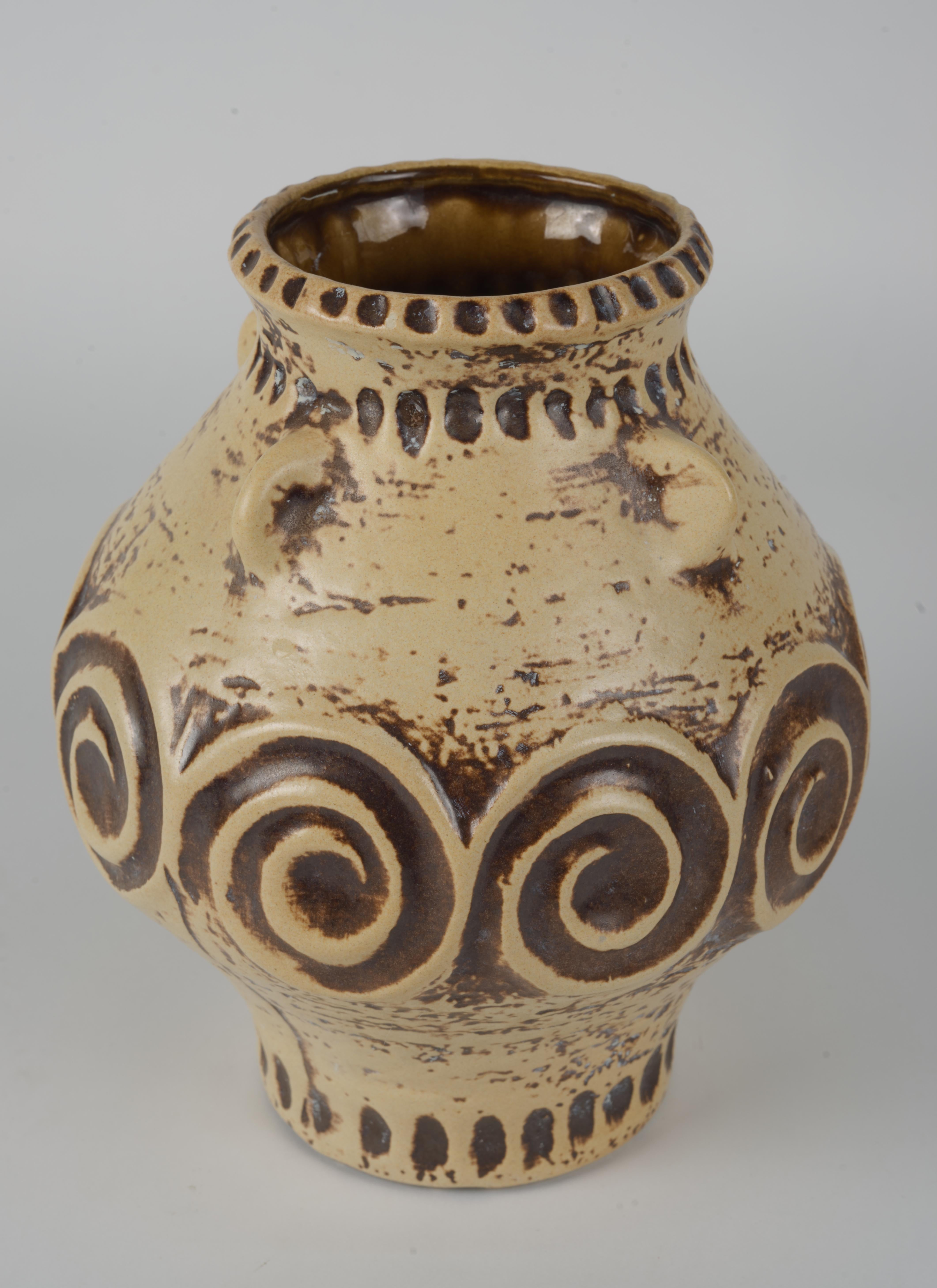  Jasba N3221120 vase is a part of N series of objects; this series covers a large segment of Jasba’s production. Items within the series come in a wide variety of forms and decors, and in many cases, designs were retired after a year and replaced by