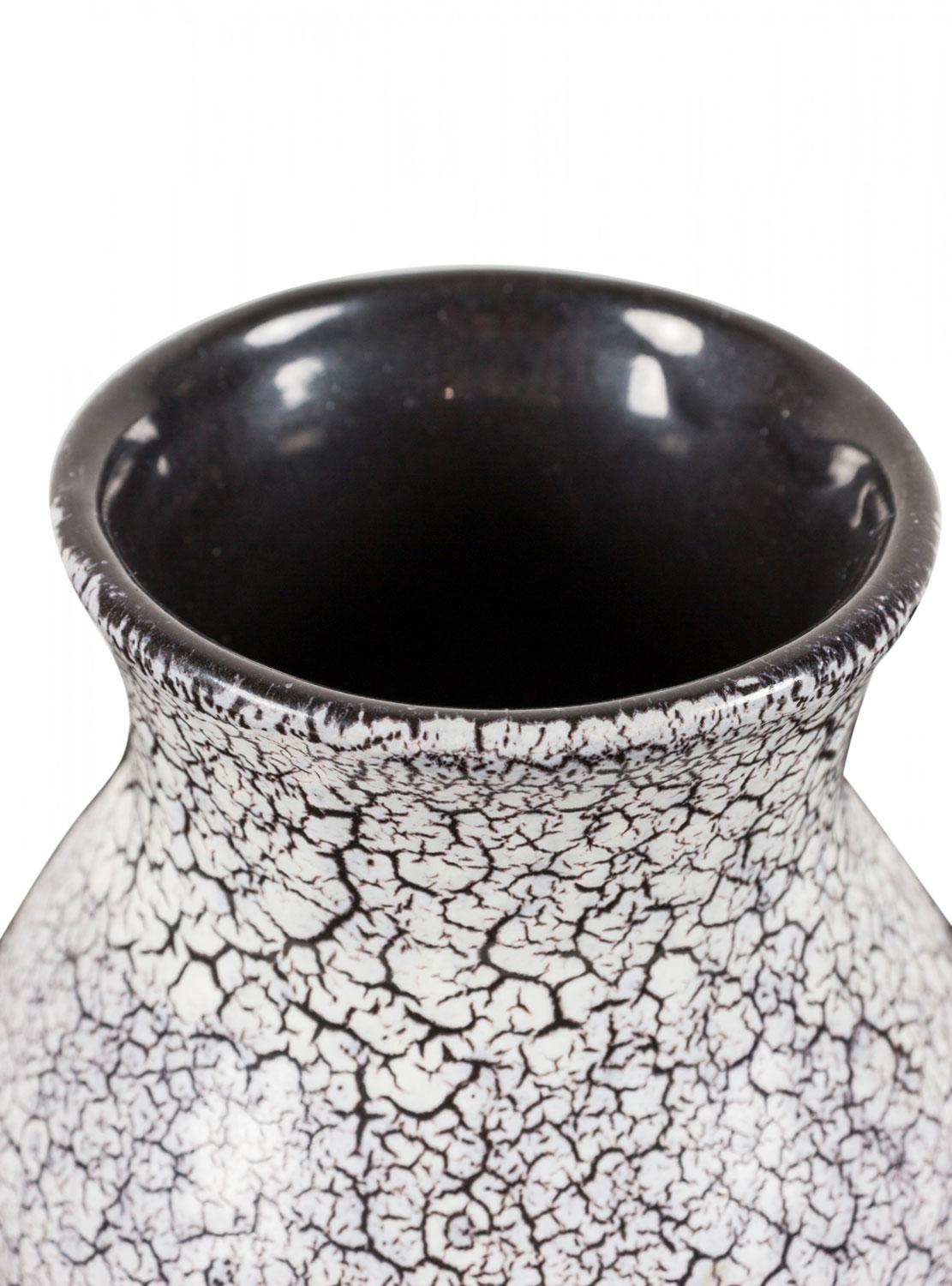 Vaso tedesco di metà secolo a forma di urna in ceramica con smalto crepla bianco e nero. (forse Jasba)