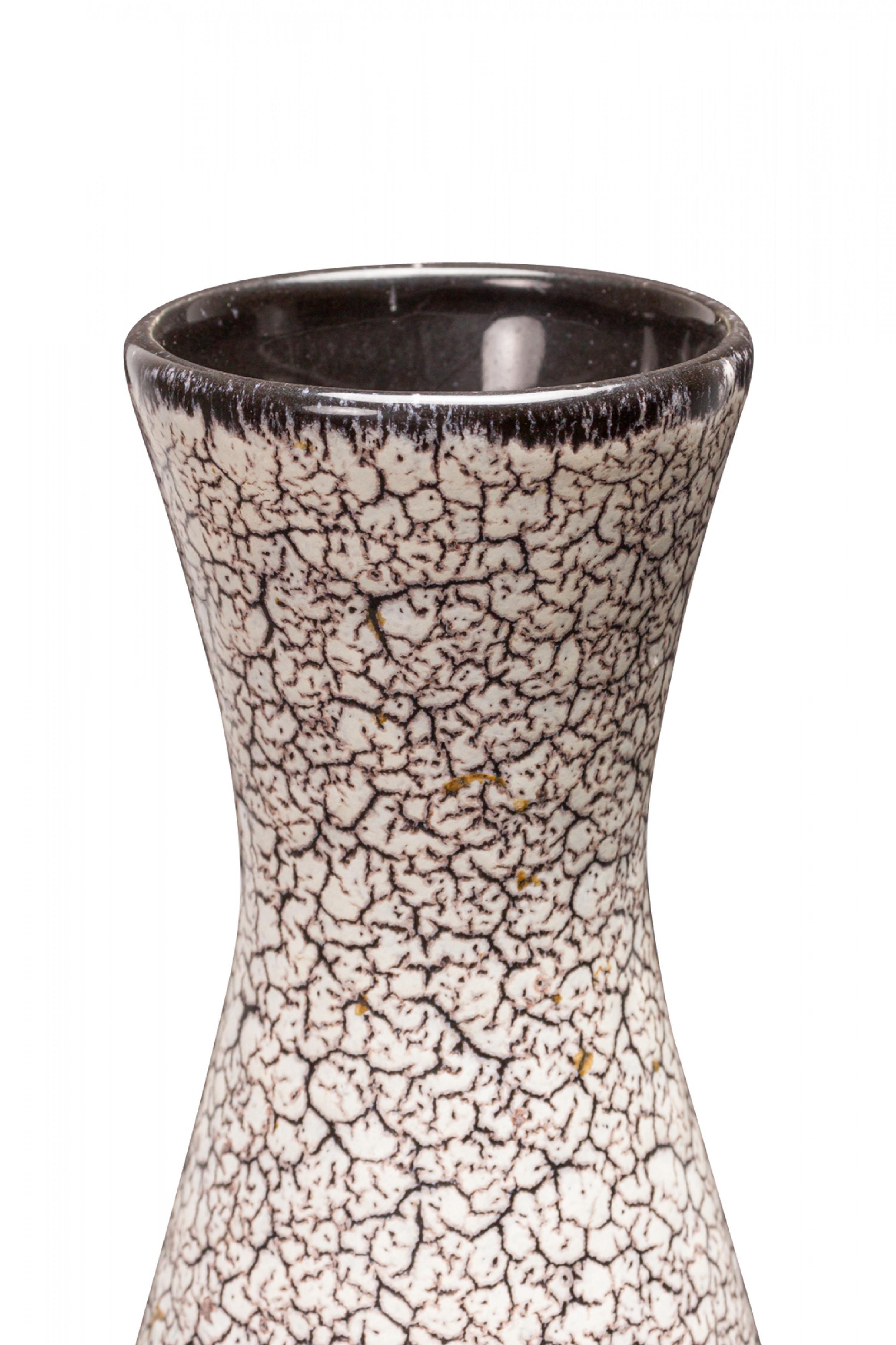 Vase allemand en céramique du milieu du siècle, de forme ronde en goutte d'eau se prolongeant par une bouche cannelée, avec un glaçage craquelé noir et blanc et un intérieur glacé noir. (étiquette sur le côté, JASBA KERAMIK).