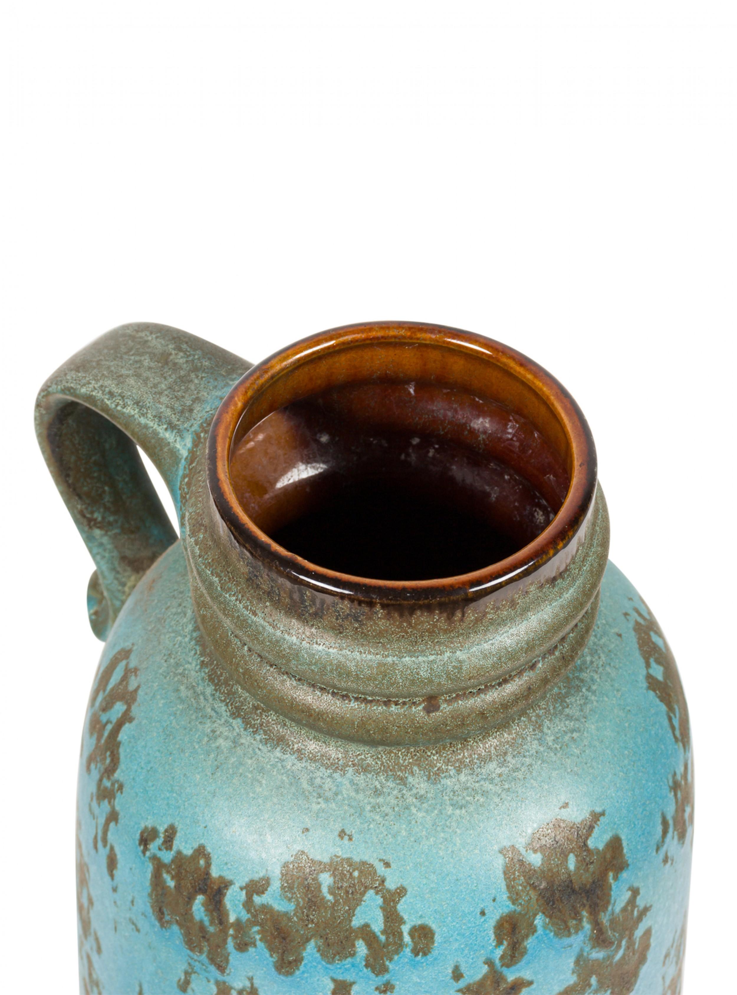 Vase cylindrique arrondi en céramique de l'Allemagne de l'Ouest, datant du milieu du siècle dernier, avec un rebord à deux bords et une glaçure à motifs de taches sarcelles et grises/vertes. (marque sur le fond, JASBA 123435).
  