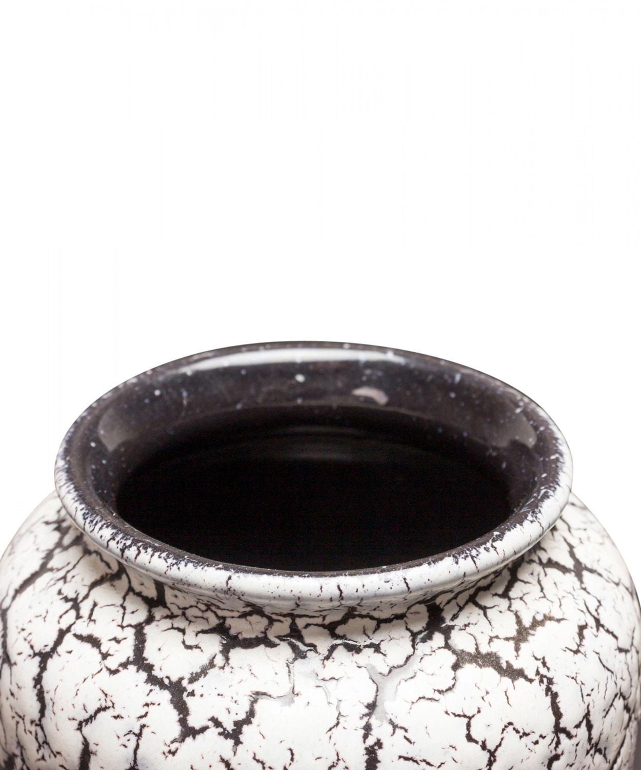 Vase en forme d'urne en céramique allemande du milieu du siècle, avec une glaçure craquelée blanche et noire. (peut-être Jasba)