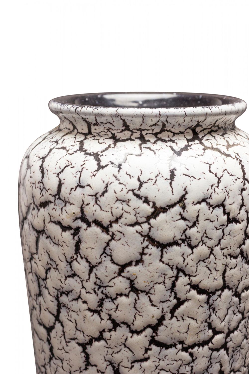 Mid-Century Modern Jasba Vase en céramique allemande du milieu du siècle, émaillé blanc et noir craquelé en vente