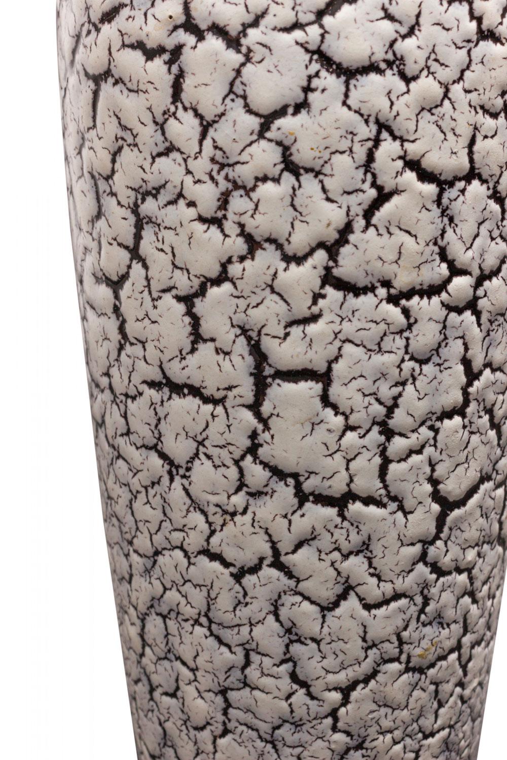 Allemand Jasba Vase en céramique allemande du milieu du siècle, émaillé blanc et noir craquelé en vente