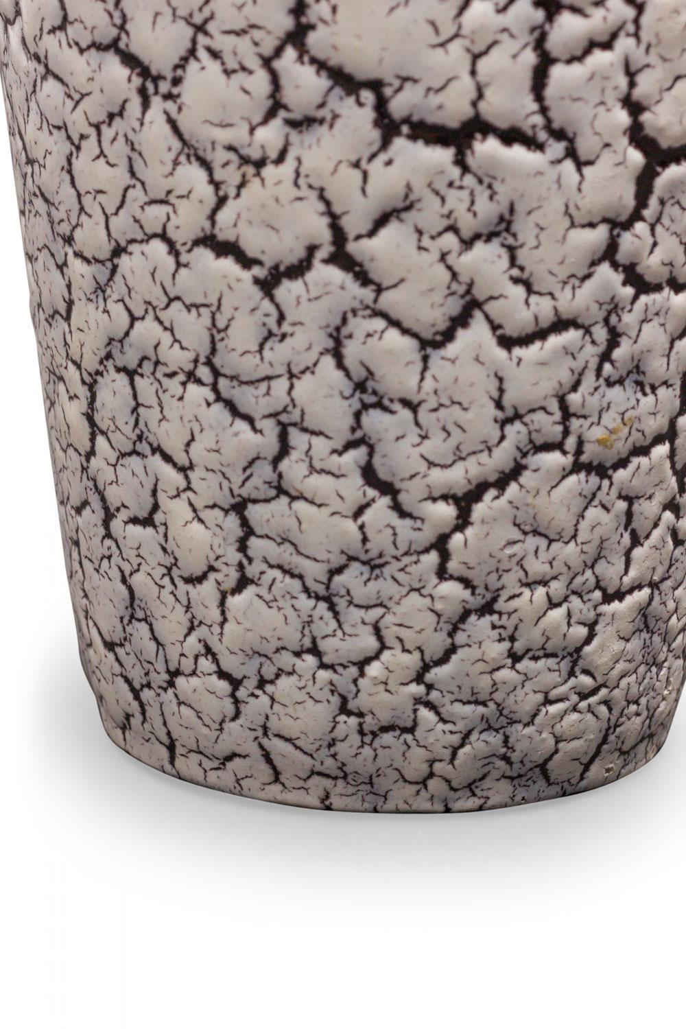 Jasba Vase en céramique allemande du milieu du siècle, émaillé blanc et noir craquelé Bon état - En vente à Queens, NY