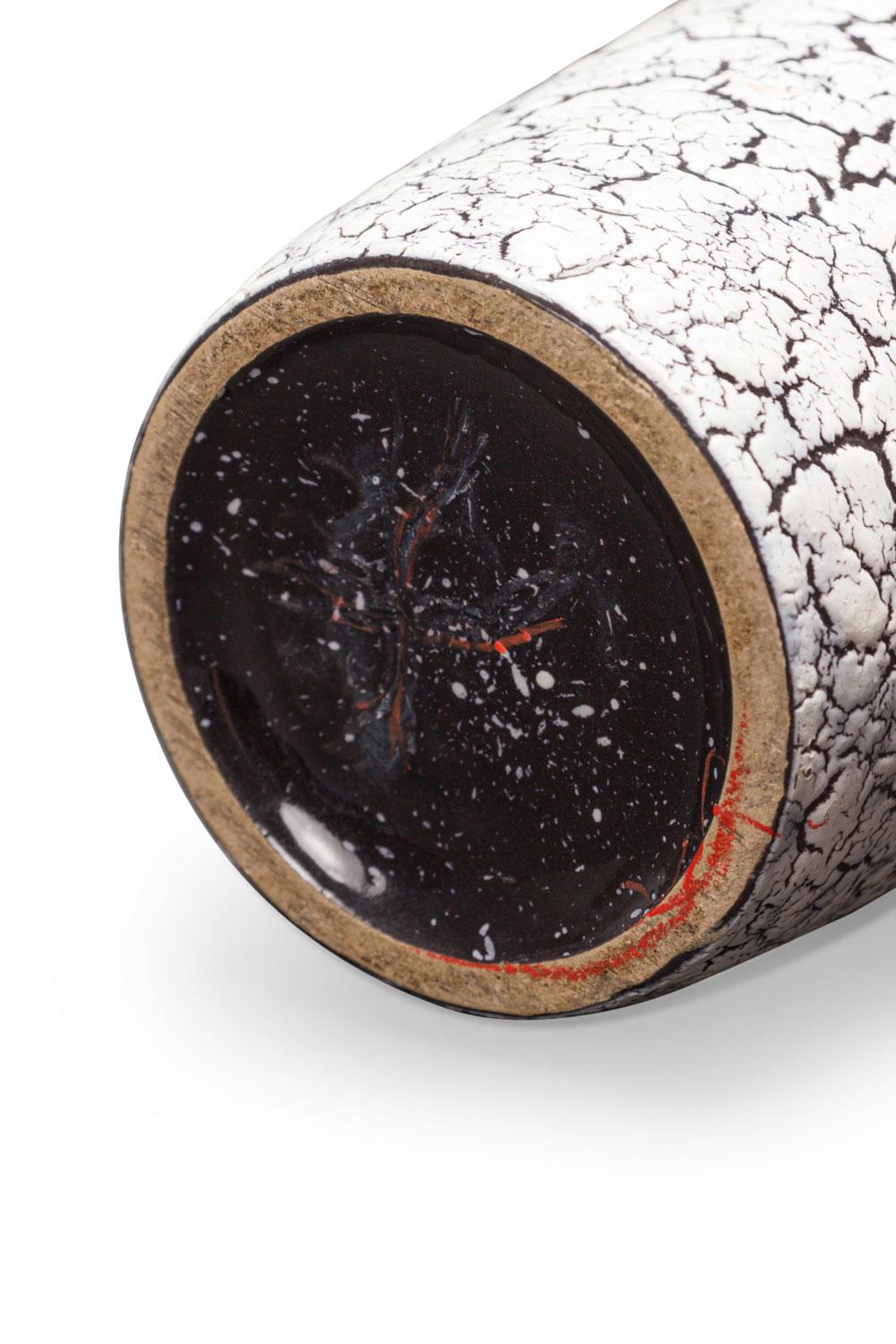 20ième siècle Jasba Vase en céramique allemande du milieu du siècle, émaillé blanc et noir craquelé en vente