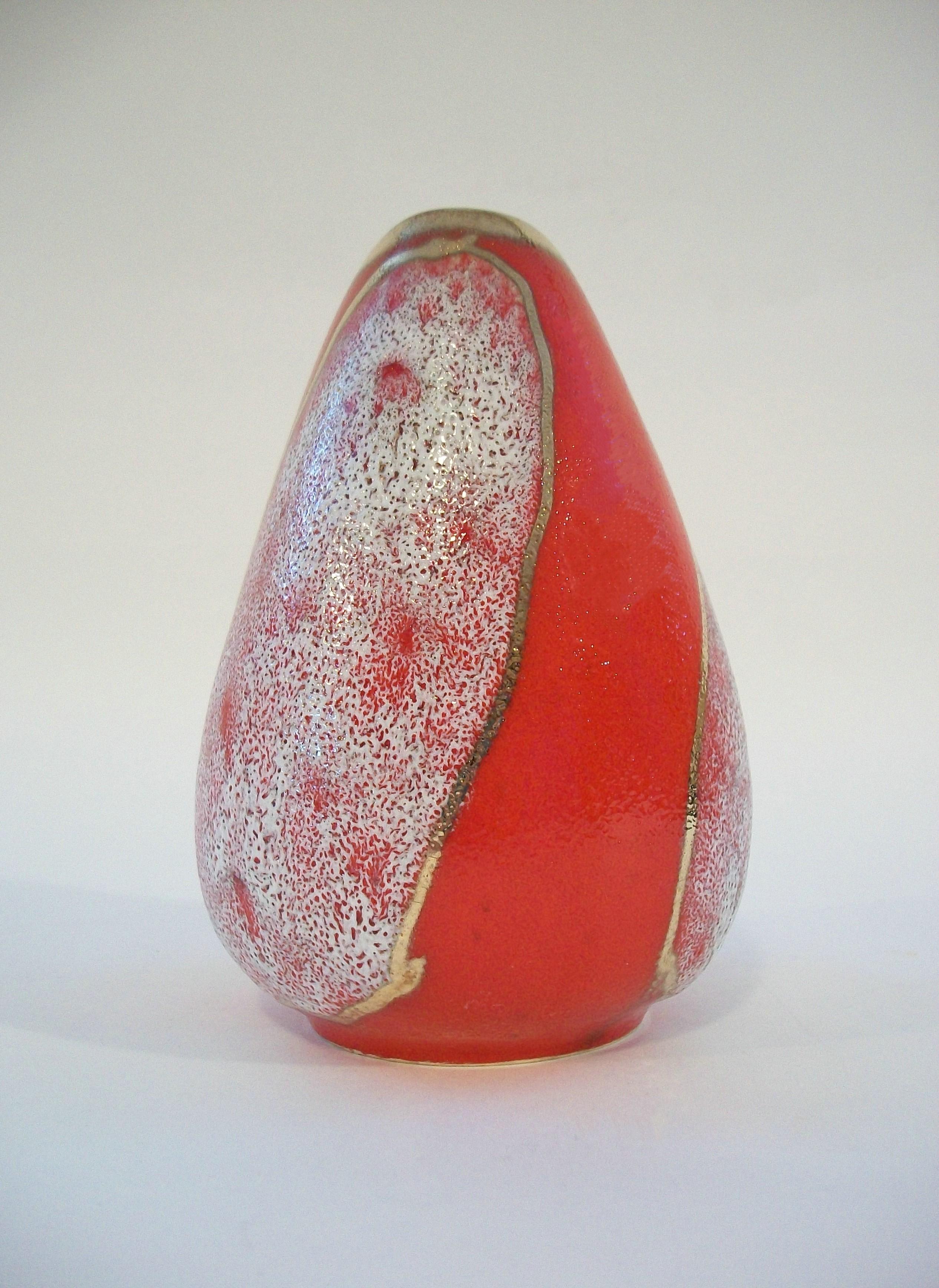 Peint à la main JASBA - Vase du milieu du siècle dernier en glaçure de lave avec céramique dorée - Allemagne - vers les années 1960 en vente
