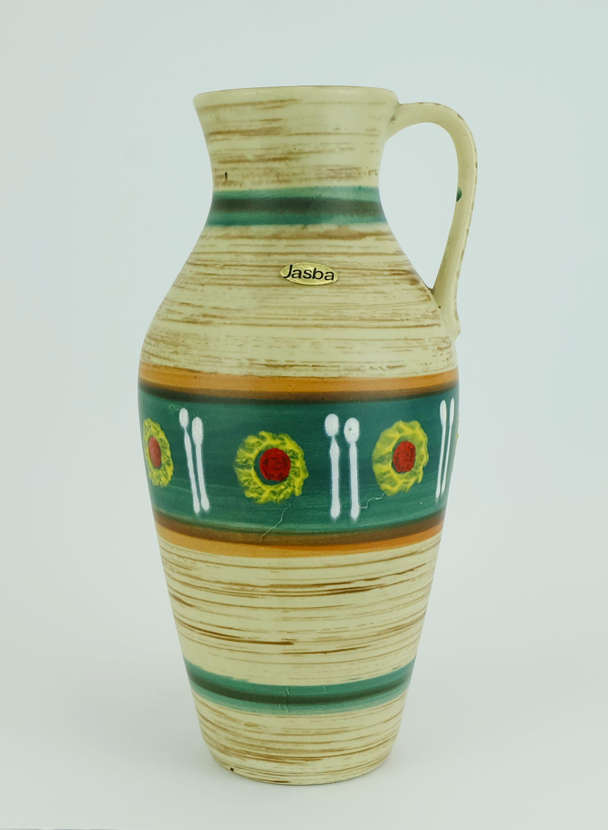 Vase du milieu du siècle en Allemagne de l'Ouest, fabriqué par Jasba dans les années 1950. Modèle 233/30 avec un décor à rayures dans les tons beige et marron combiné à un décor abstrait dans les tons vert, jaune, rouge et blanc.

Dimensions :