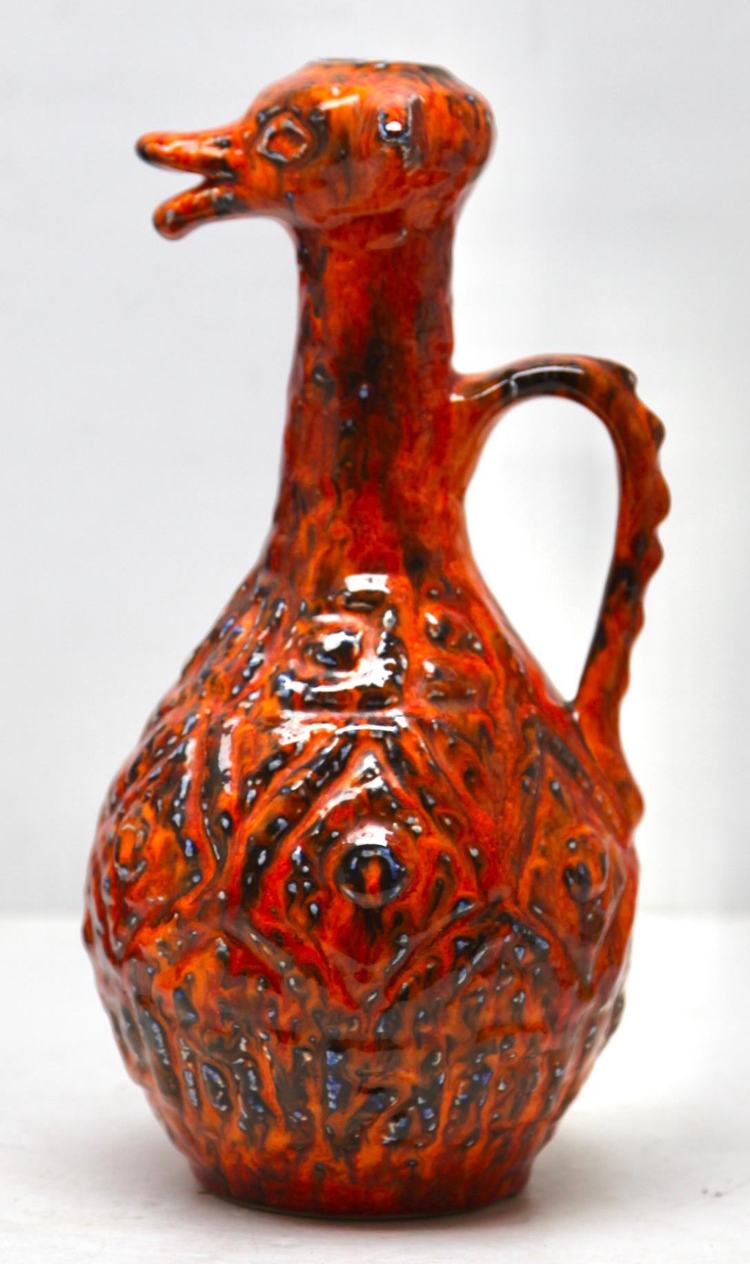 Ein klassisches Design der 60er Jahre. Vase mit fettem Lavahandgriff im klassischen Dekor der Sechzigerjahre; mit einer groben Glasur in dunkler Erdfarbe 
Aus dem Jasba W-Deutschland. 
Handdekorierte Glasur.

Ich bin in 40 Jahren noch nie einem