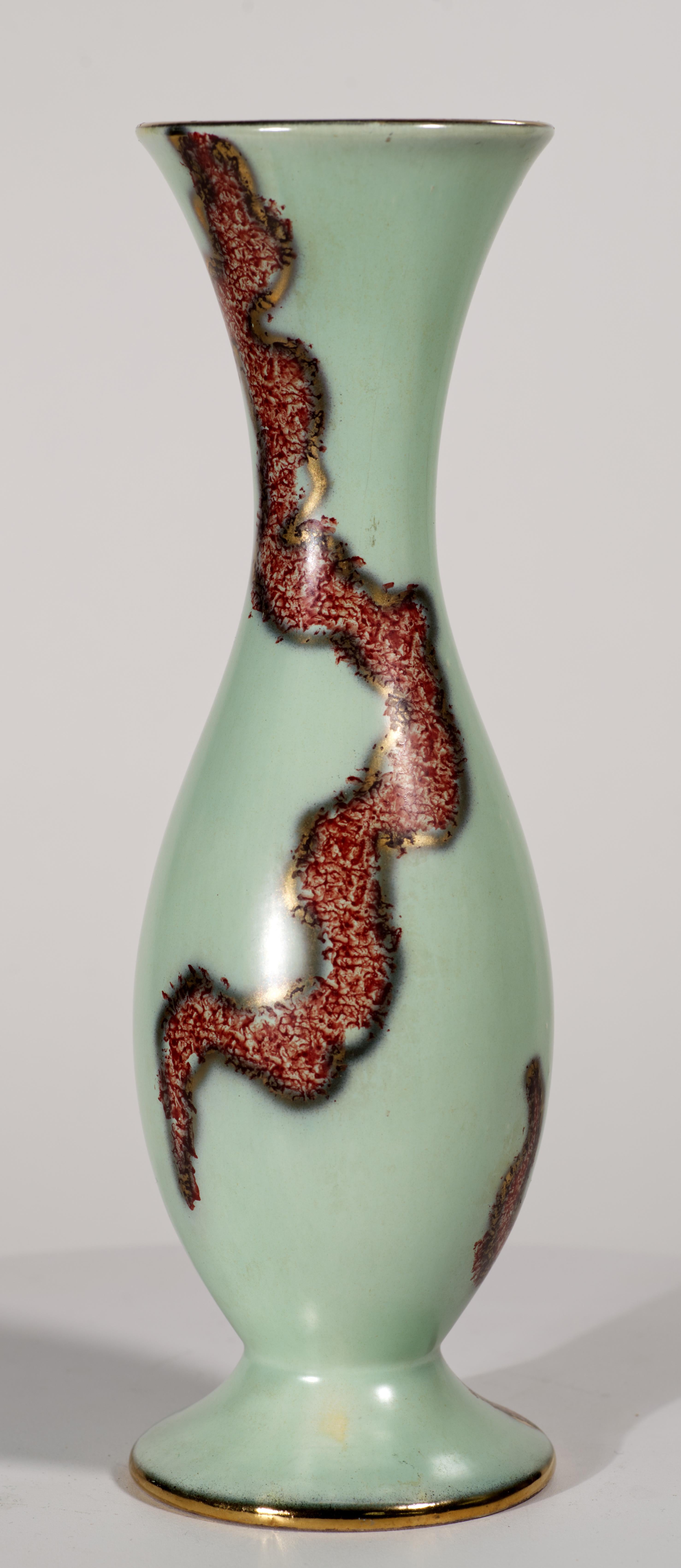  Jarrón de cerámica moderno de mediados de siglo con un motivo abstracto en esmalte rojo burdeos, esponjado en patrones de flujo libre y perfilado en dorado, sobre fondo verde claro. La decoración parece ser una variación poco común del vidriado