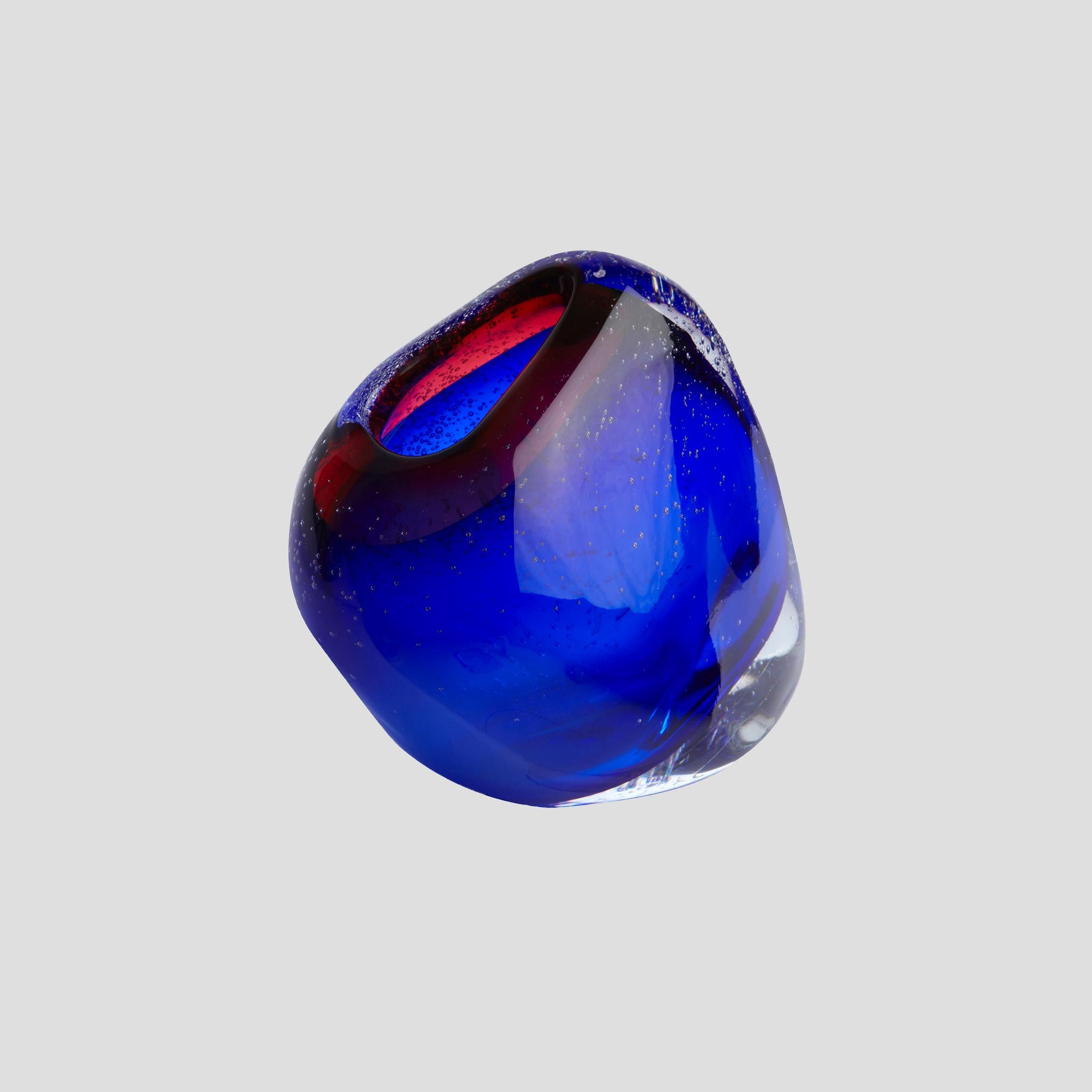 Product Details: Bubble Glass Vase - Blue / Main Body - Red / Rim 
Artist: Jasmim Glass Studio
Origin: Portugal
Length: 8