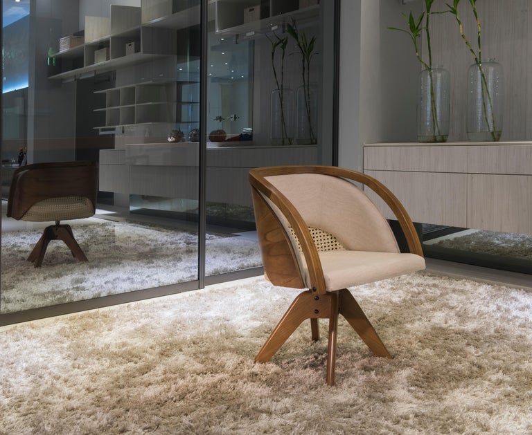 Feminine, delicate and practical, the Jasmin armchair has sinuous lines, translating the essence of well-being to the piece.
With rotating wooden feet.
The details in natural wood frame the arms that give strength and a unique personality to the